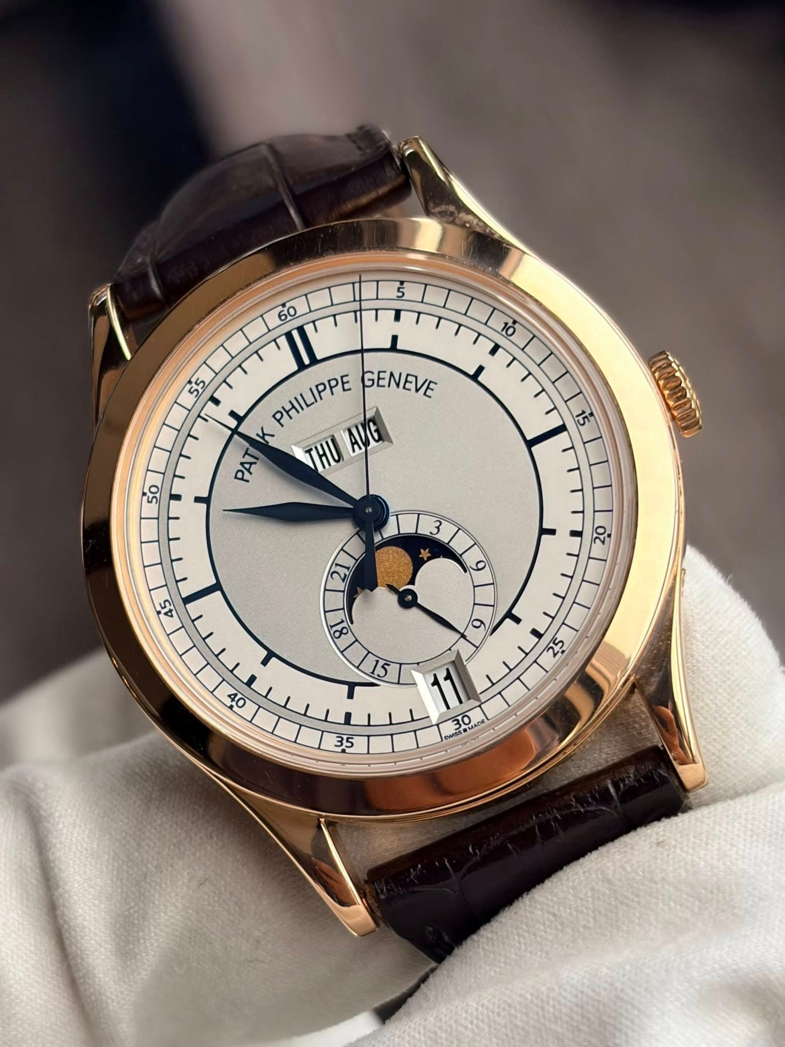 May be an image of wrist watch and text that says '60 55 PHILIPPE GENEVE K PAT THU PHILIPPE AUG do жea 35'