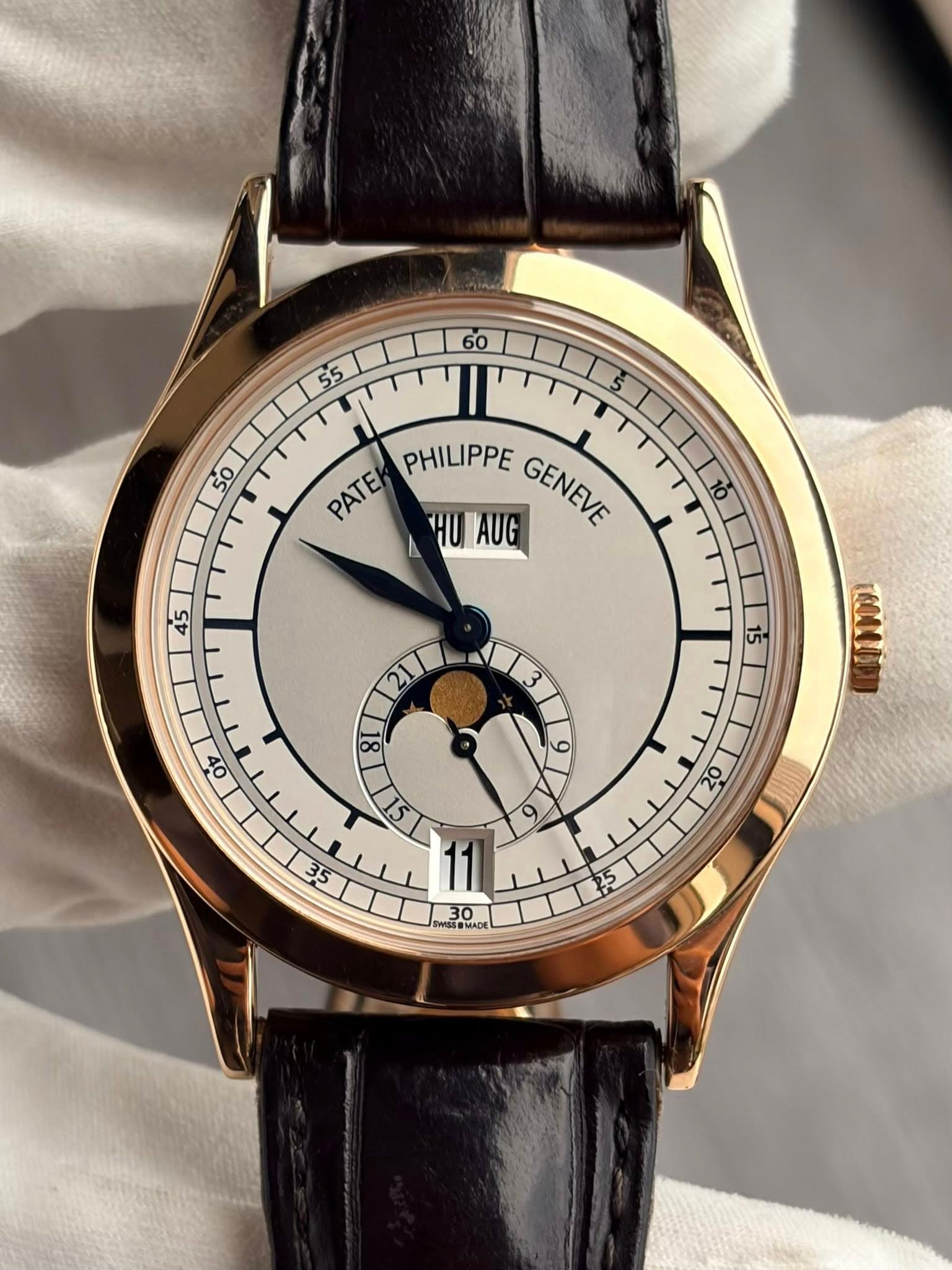 May be an image of wrist watch and text that says '60 55 50 PATEK PHILIPPE AUG HUAUG GENEVE GENEVE PATE HU 45 ที و 02 س L 5'