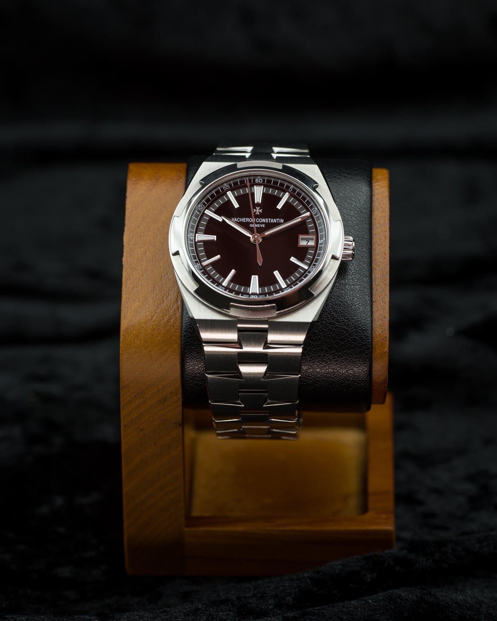 May be an image of wrist watch and text that says 'be ACHER OCO DICONSTANTI DICONS VE ি ١'