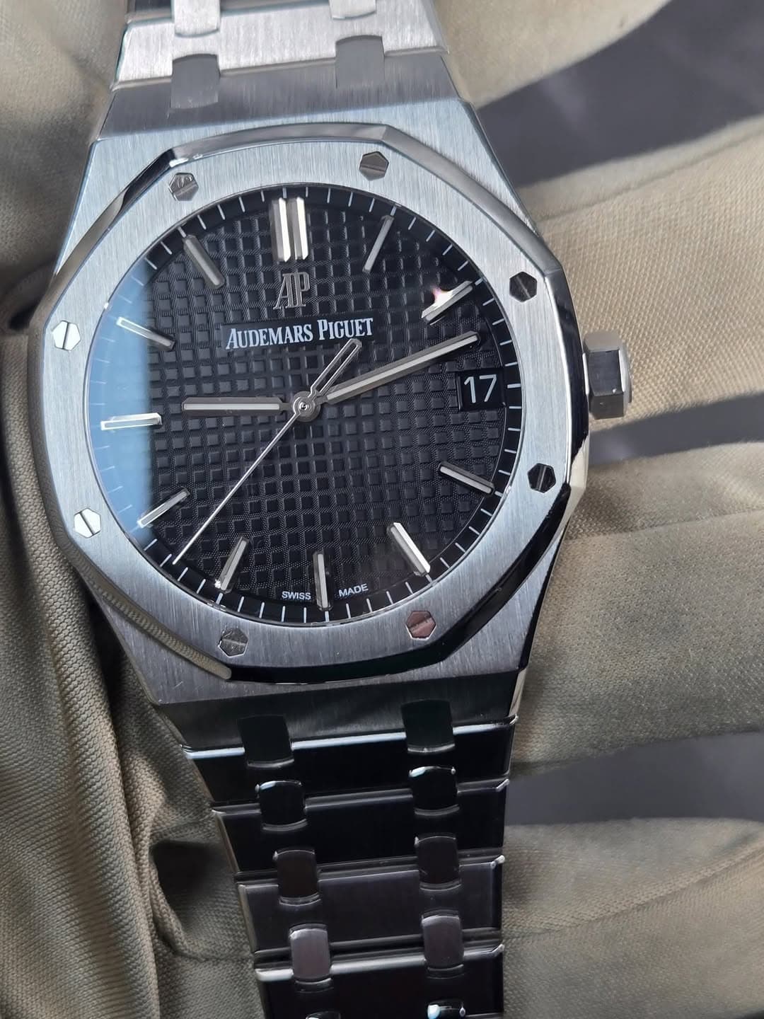 May be an image of wrist watch and text that says 'AUDEMARS AUDEMARSPIGUET PIGUET 17 SWSS MADE'