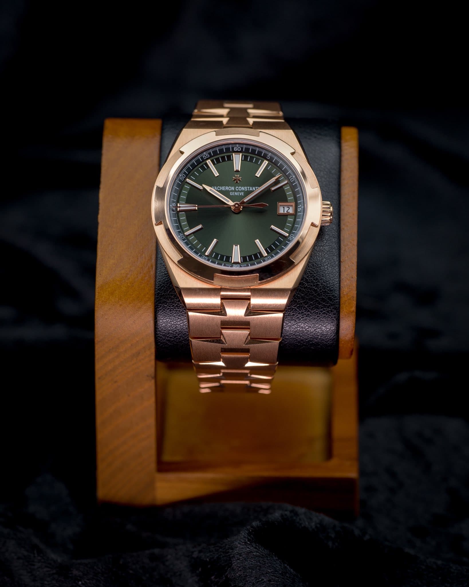 May be an image of wrist watch and text that says 'SERCH CONSTANT 112 15 石'