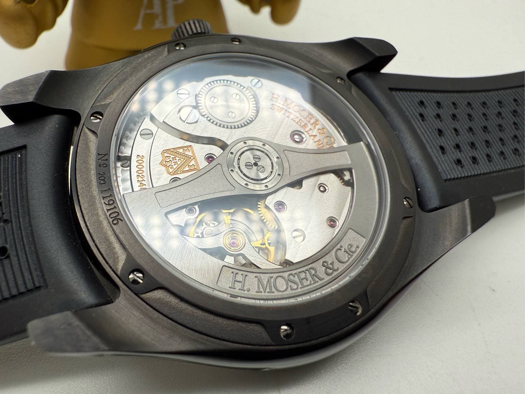 May be an image of wrist watch and text that says 'D D 6 O O 7 ጠ T HMIZERLAM MOSER&C ZERI KER& NC O p &Cie H. MOSER'