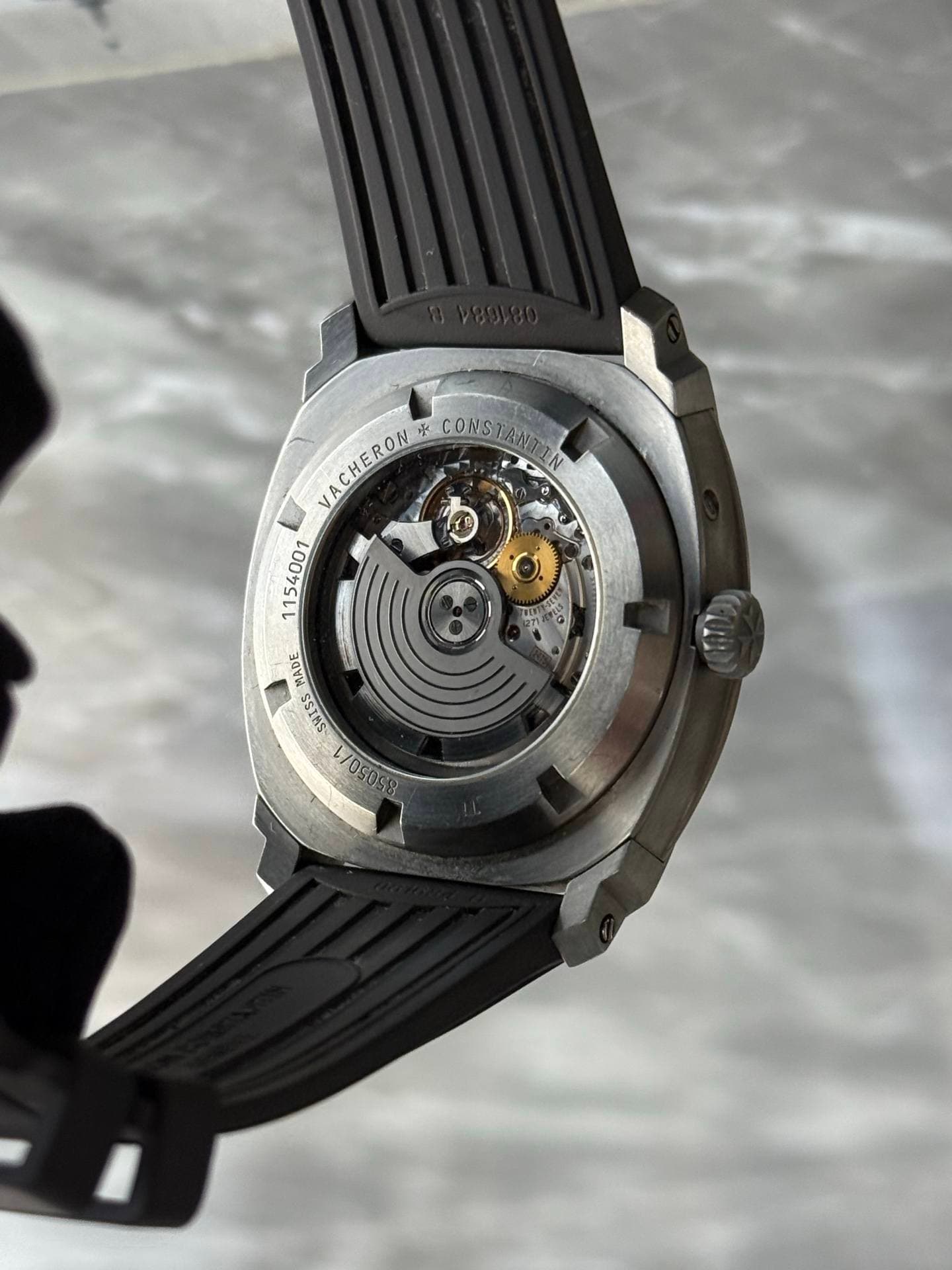 May be an image of wrist watch and text that says 'ACHEROW 平 CONS CONSTANTI ANT F 超 MADE SRISS 1/05058'