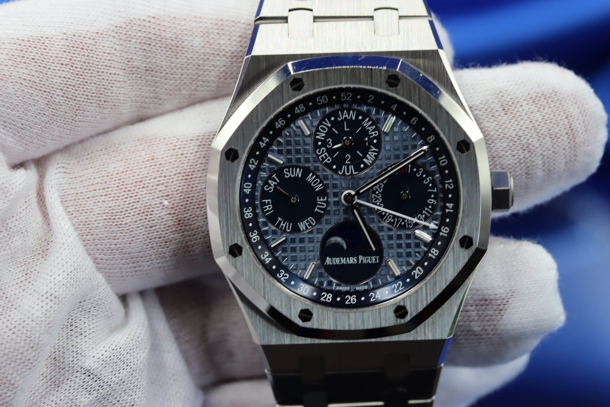 May be an image of wrist watch and text that says '40 JAN MAR NO SEP SUN MON JUL SA FR ብሮ بس に HU 38 1L 9 AUDEMARSPIGUET IGUET SAINs spe 20 22'