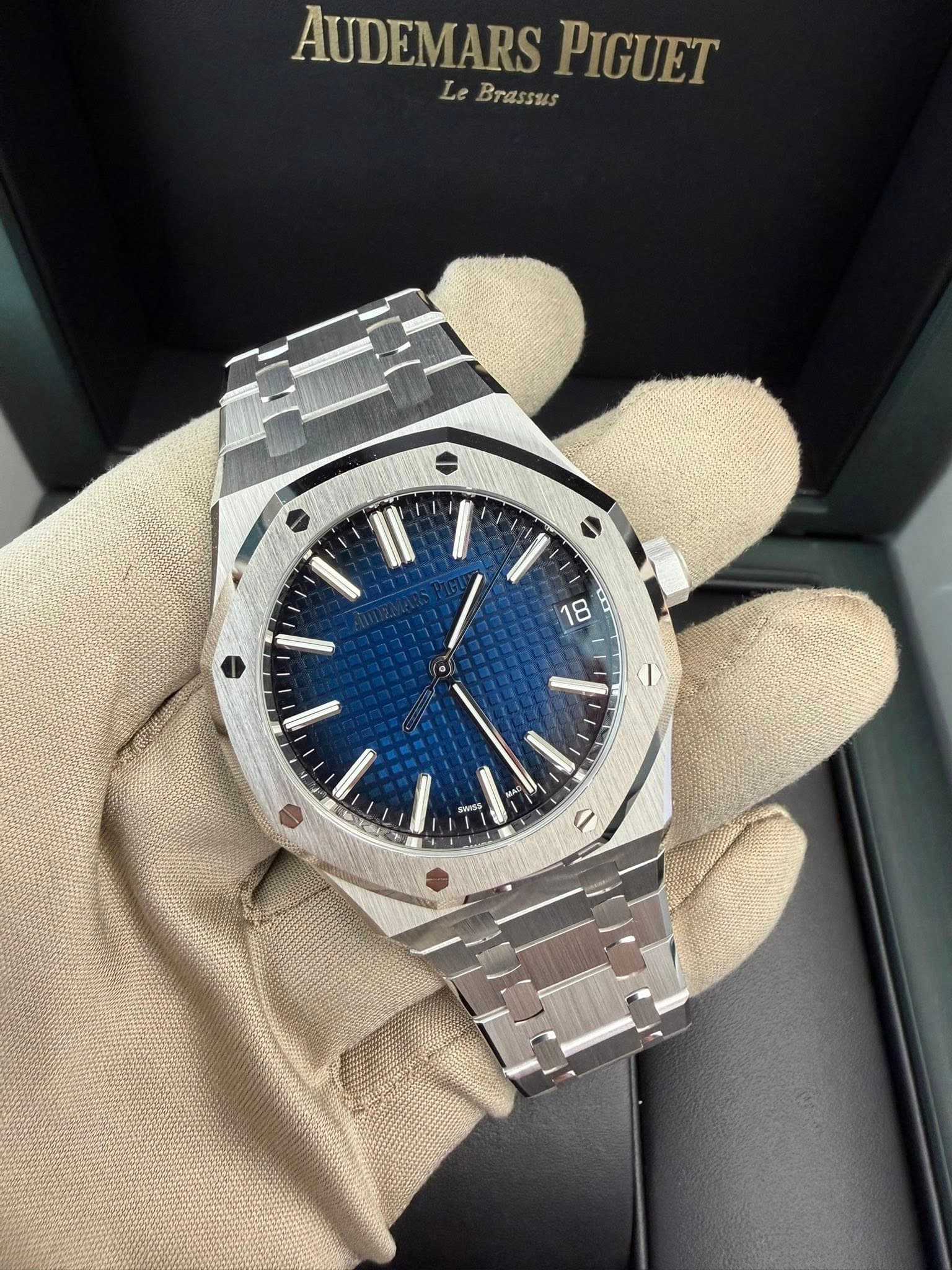 May be an image of wrist watch and text that says 'AUDEMARS PIGUET Le Bras Brassus LeBrassus รนร 10 SWIsh'