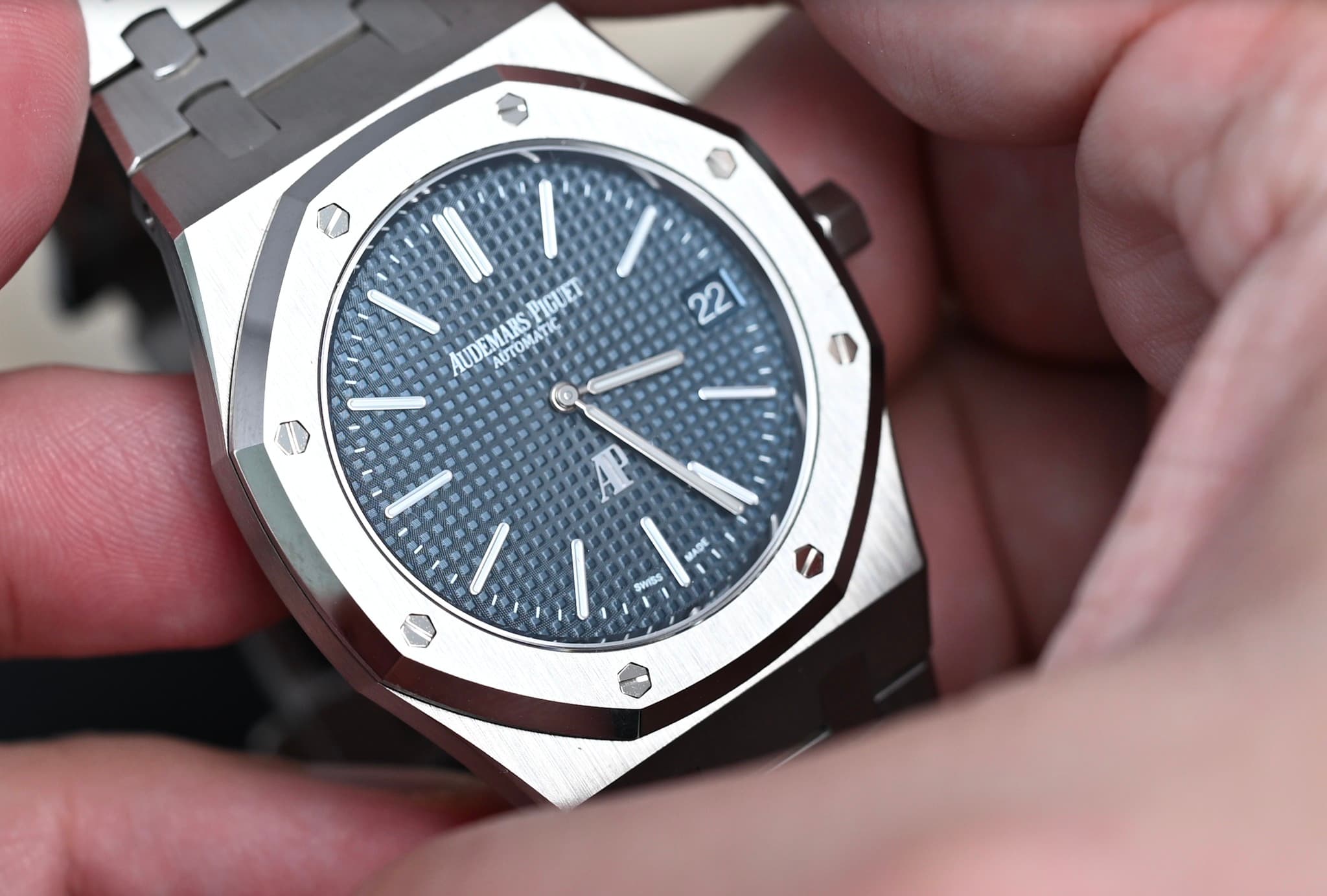 May be an image of wrist watch and text that says 'PIGUET 人 AUDEMARS AUTOMATIC AUDEMARSPIGUET emи AUTOMATI TIC Y 22 MADE SWISS 1'