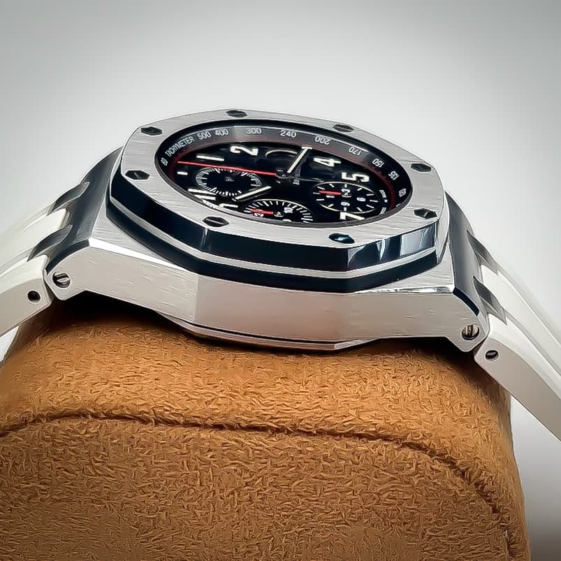 May be an image of wrist watch and text that says '300 SOMMETER 二 OZ1 1SI SE ١1۱ 5 - A'