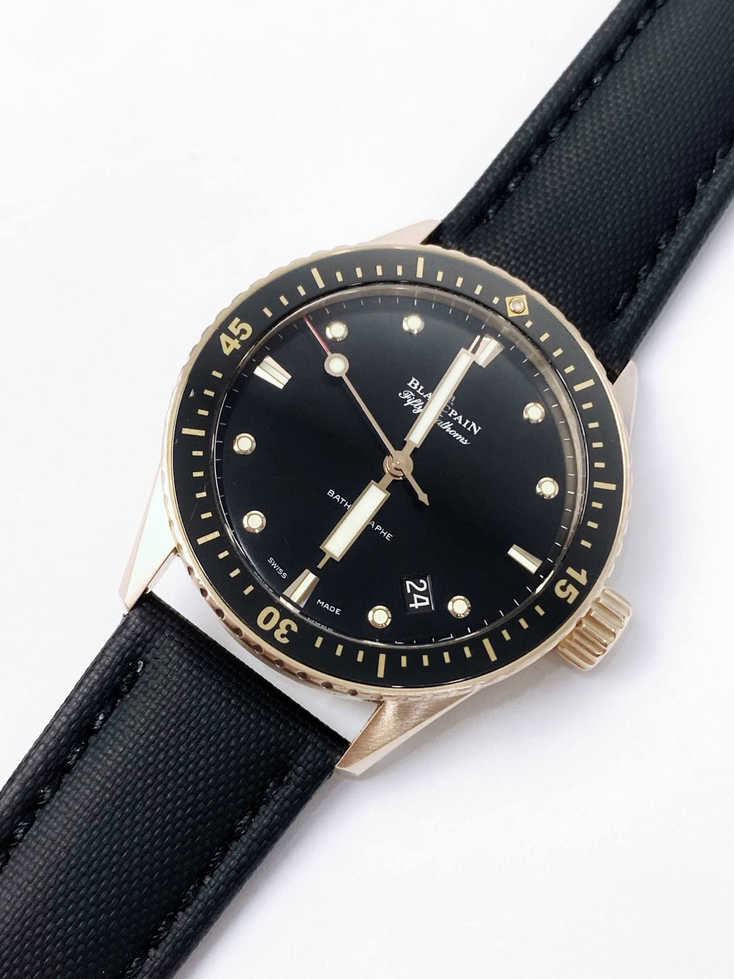 May be an image of wrist watch and text that says '45 I Fiar ፍየሶ BL BLA thoms PAIN BATH PHE SWISS οε 3 MADE MADE I 15 24'