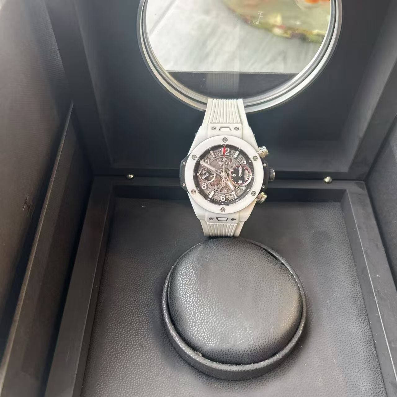 May be an image of wrist watch and text that says 'ene © 12 当 © F E a - - →'