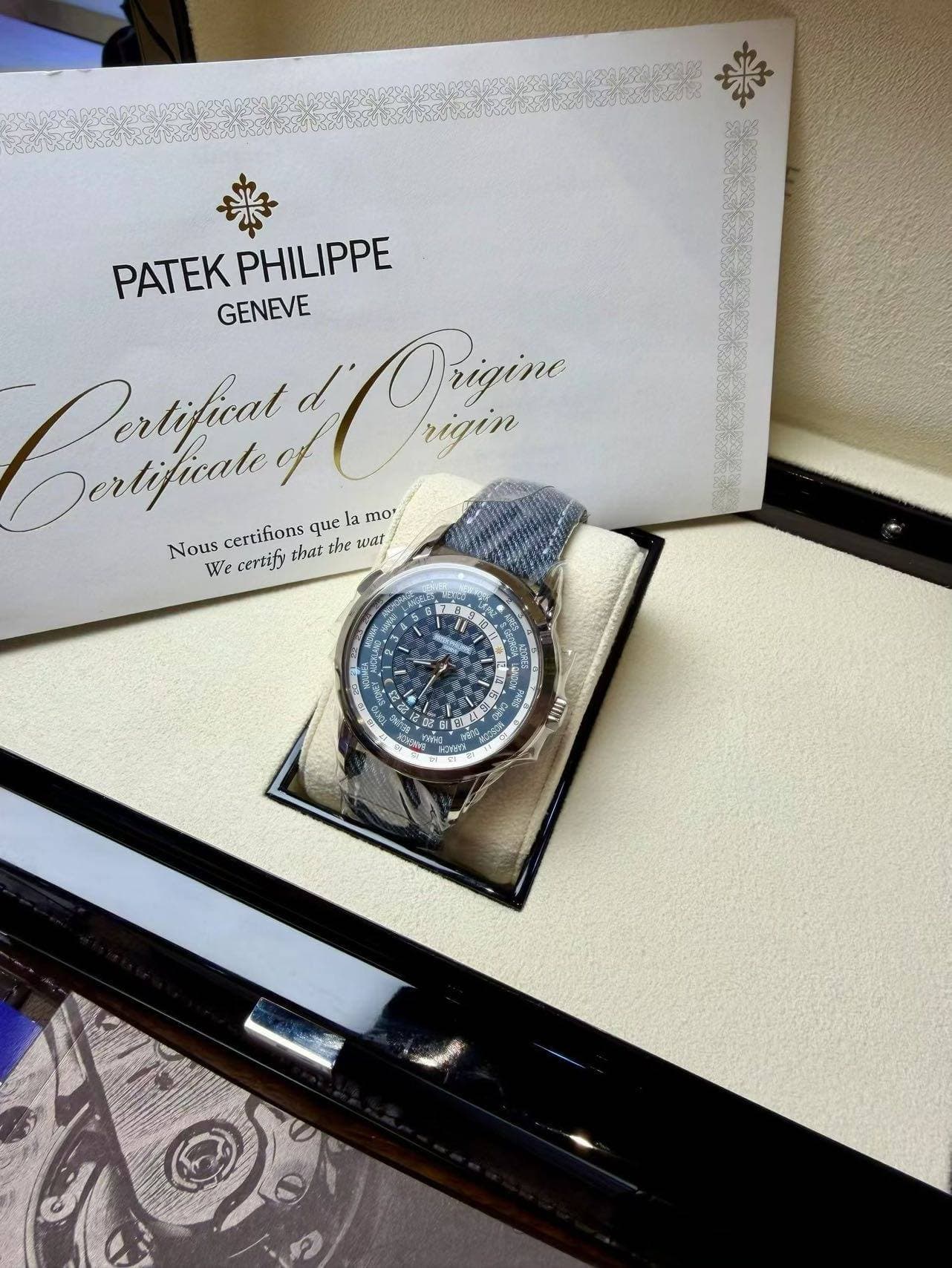 May be an image of wrist watch and text that says 'PATEK PATEKPHILIPPE PHILIPPE GENEVE Carfiu rtifical Ortiyine rigin Dertificate que la mo Nous certifions We certify that the wat…