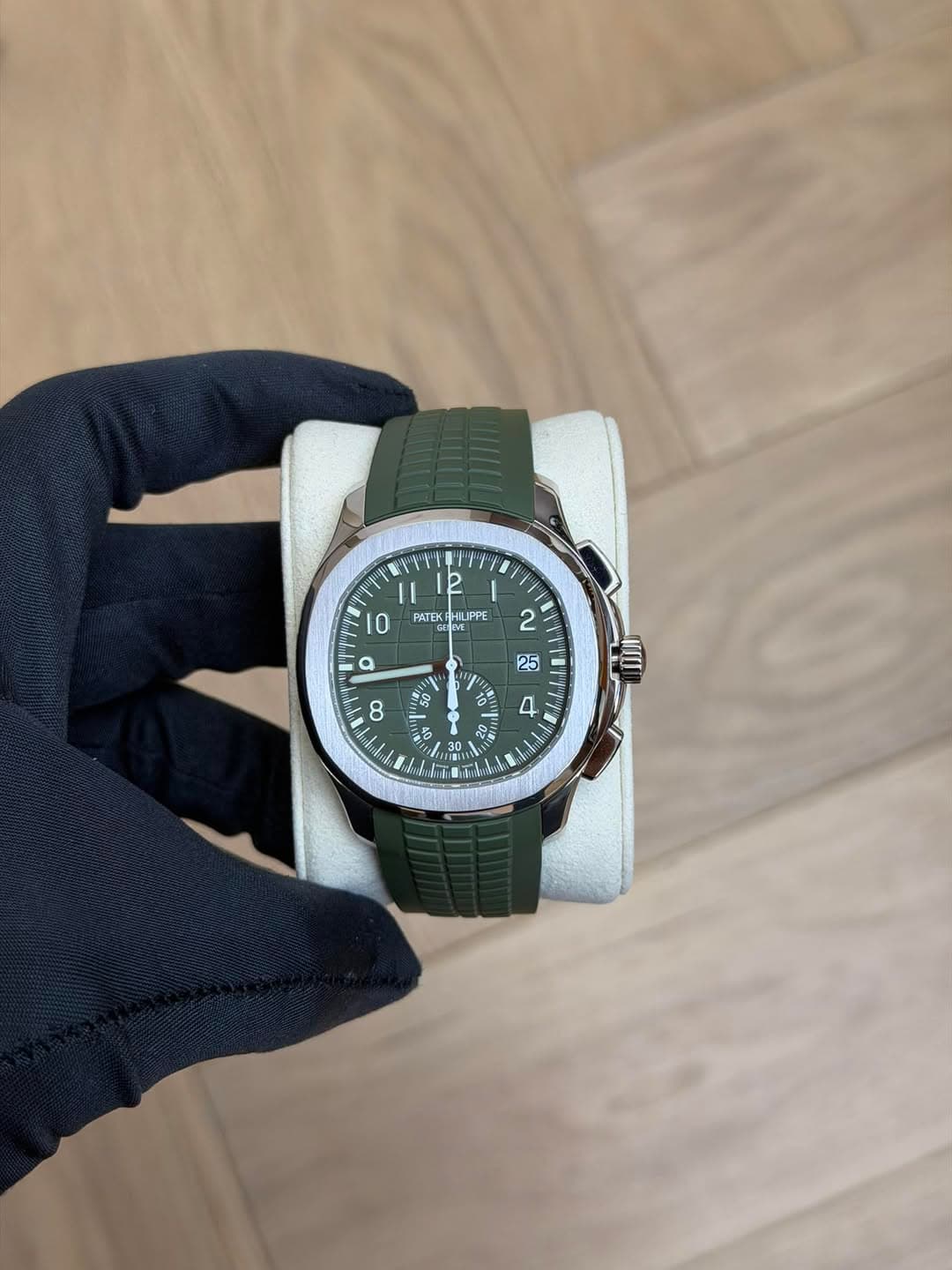 May be an image of wrist watch and text that says '2 D PATEK ILIPPE 0 ٥ / 0 0 50 0 ب 4 0 1 ên V5 30 J ጣ'