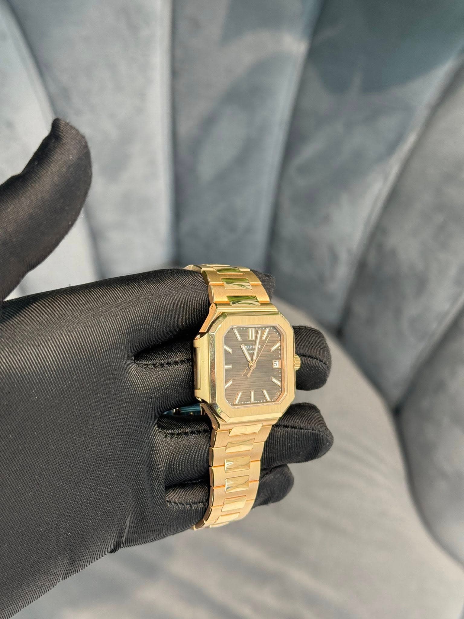 May be an image of wrist watch and text that says 'I 5 LIN'