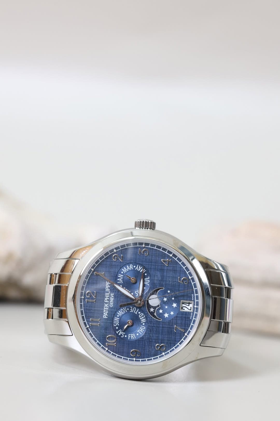 May be an image of wrist watch and text that says '2 MAR AAY 人 12 PATEK PATEKPHILIPPF AN AN-MAR PHILIPPF ENEVE ไภช C 3ቢ 11 SUN-M SUN UWUEE IE/ SAS. FRI ม 0 2'