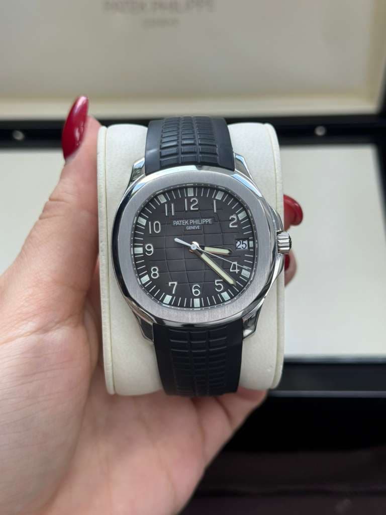 May be an image of wrist watch and text that says '2 2 PATEK TEKPHILIPPE PHILI HILIPPE IPPE GENEVE D1 5 6'