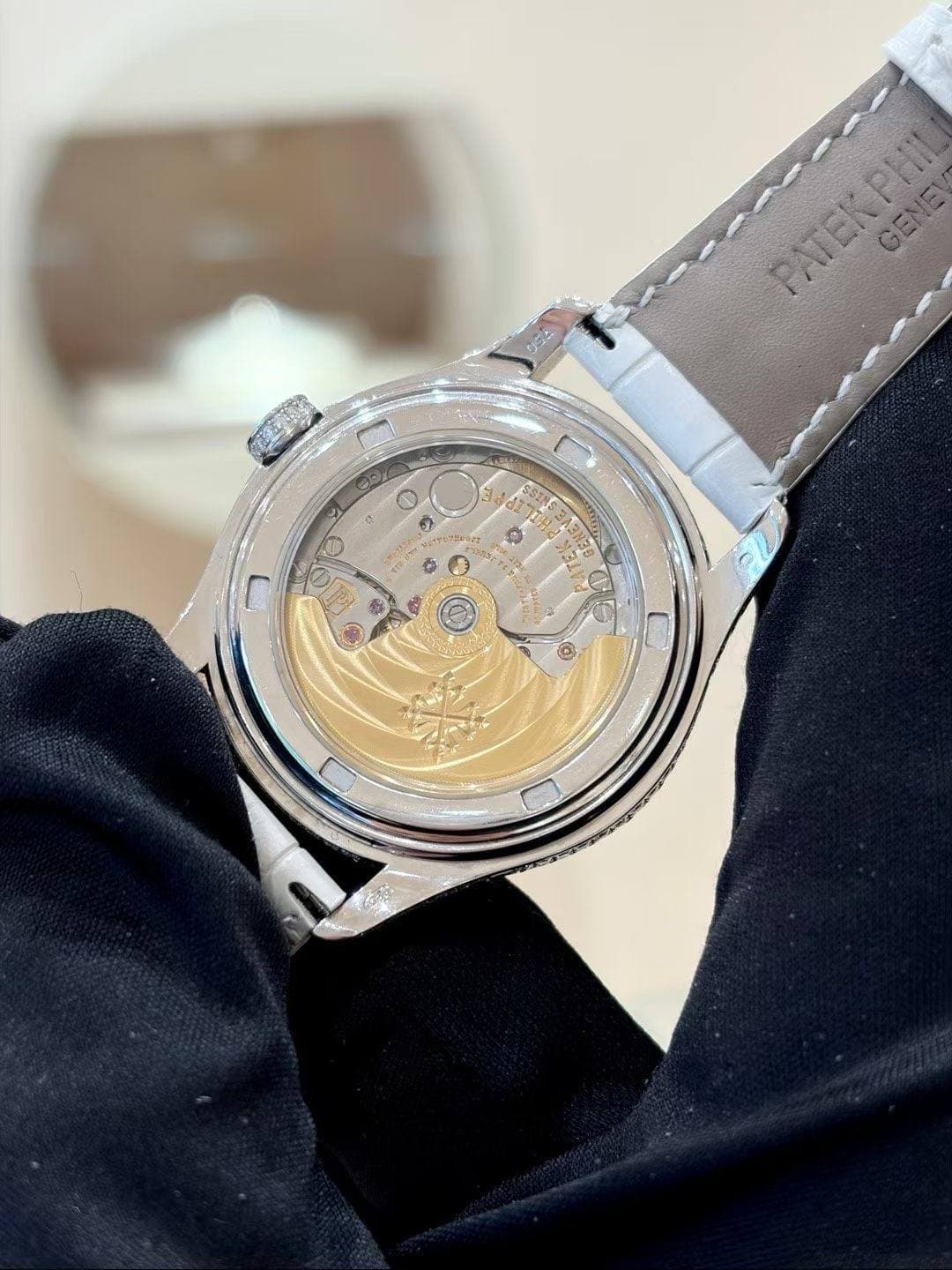 May be an image of wrist watch and text that says 'PATERPHIL GENEV ت'