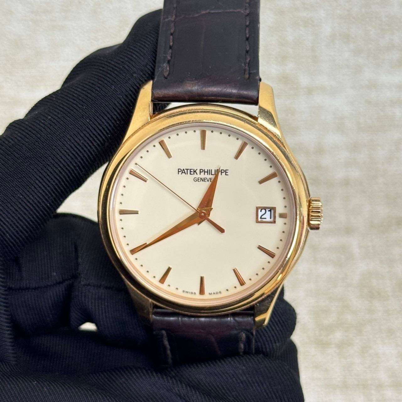 May be an image of wrist watch and text that says 'I I I PATEKPHILIPPE PATEK PHILIPE GENEVE t ١ 21 SWASS MADE 大のの集'