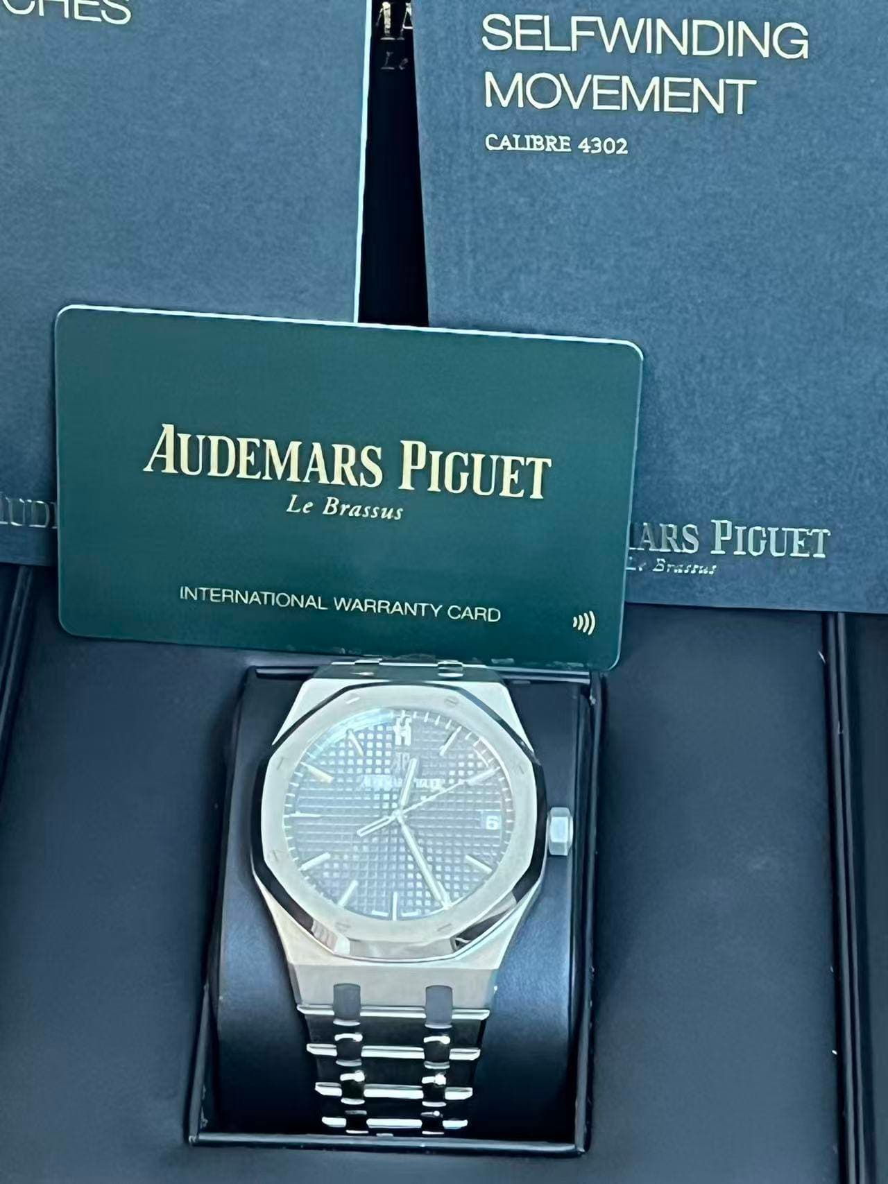 May be an image of wrist watch and text that says 'O SELFWINDING MOVEMENT CALIBRE CALIBRE4302 4302 AUDEMARS PIGUET Le Brassus INTERNATIONAL WARRANTY CARD ARS PIGUET Brastus 協號'
