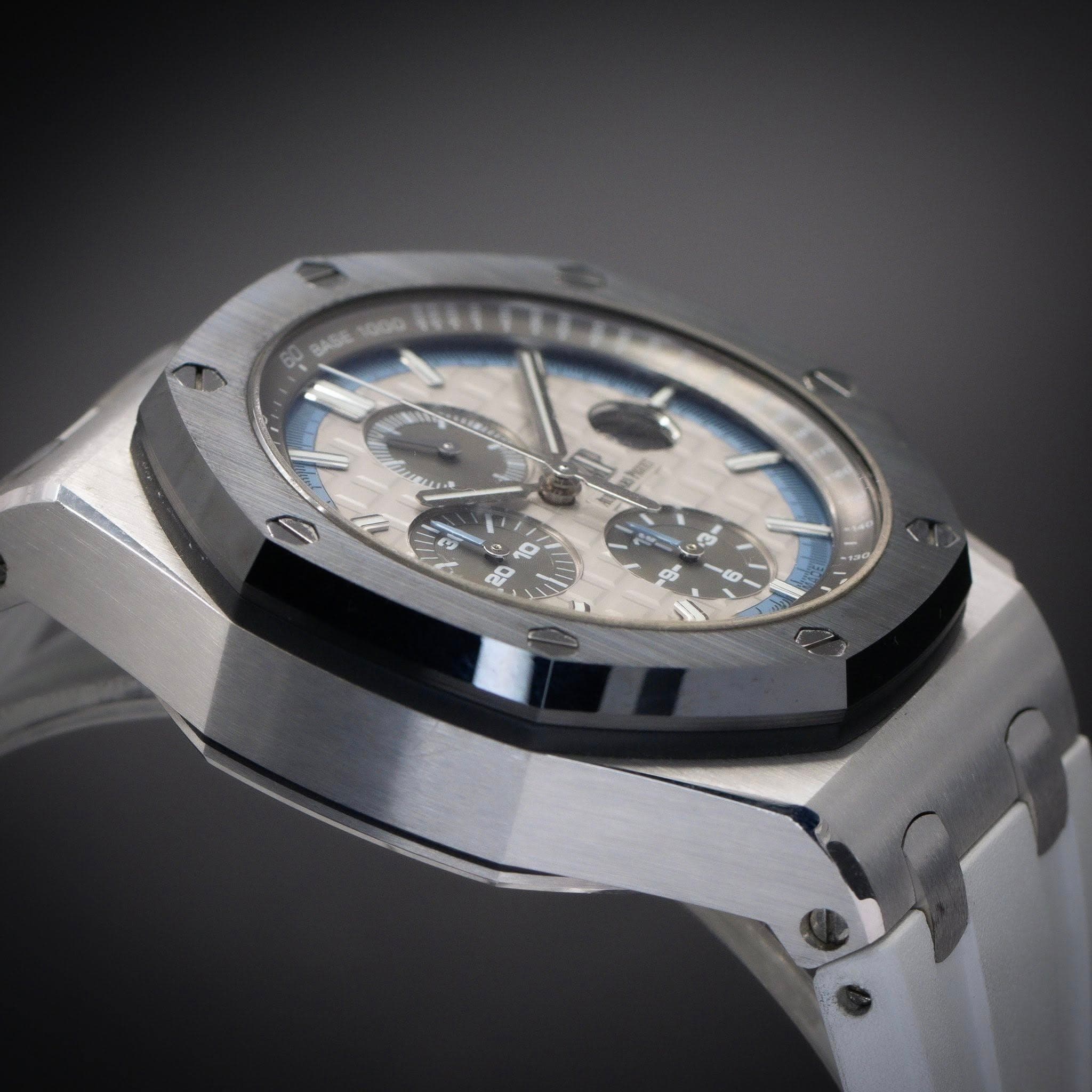 May be an image of wrist watch and text that says 'QU BASE 1000 WeE LIA و'