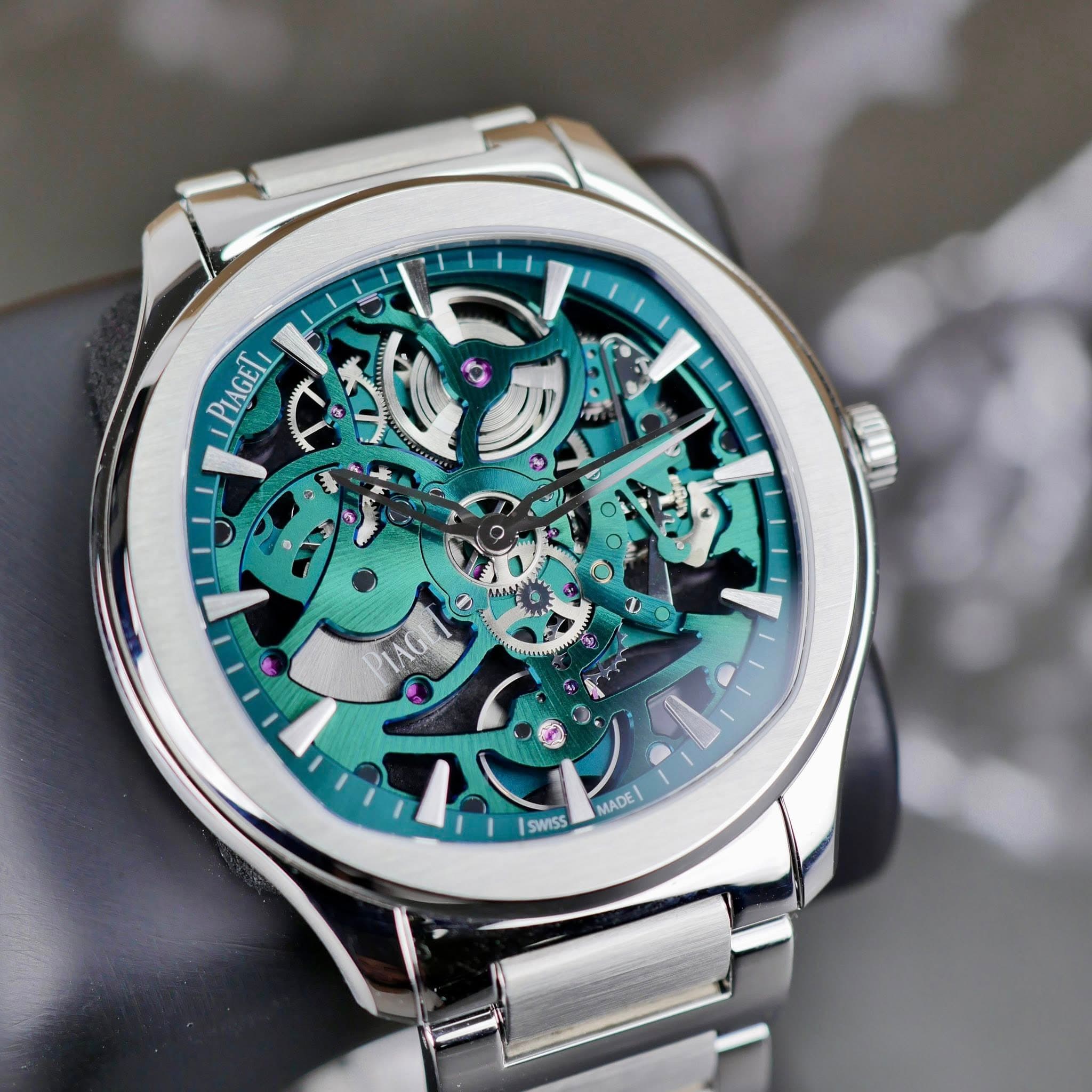 May be an image of wrist watch and text that says 'و t PIAGETI PIAGELI PIAG MADE| SWISS'