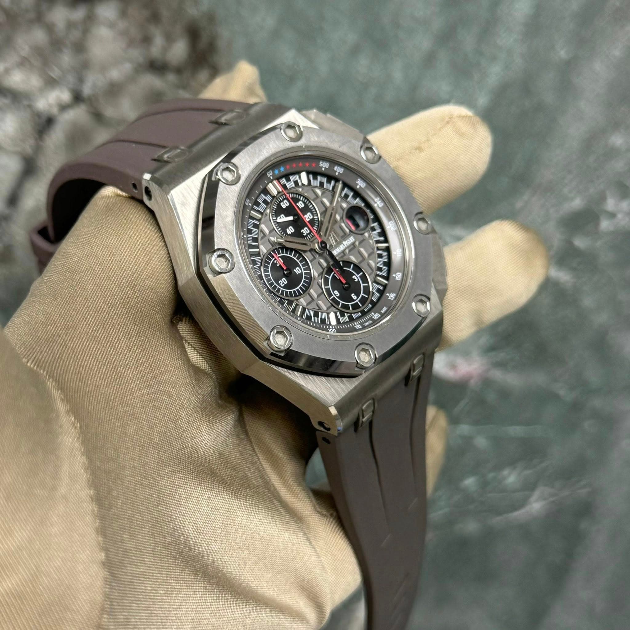 May be an image of wrist watch and text that says '80 T 20 T 會 -'