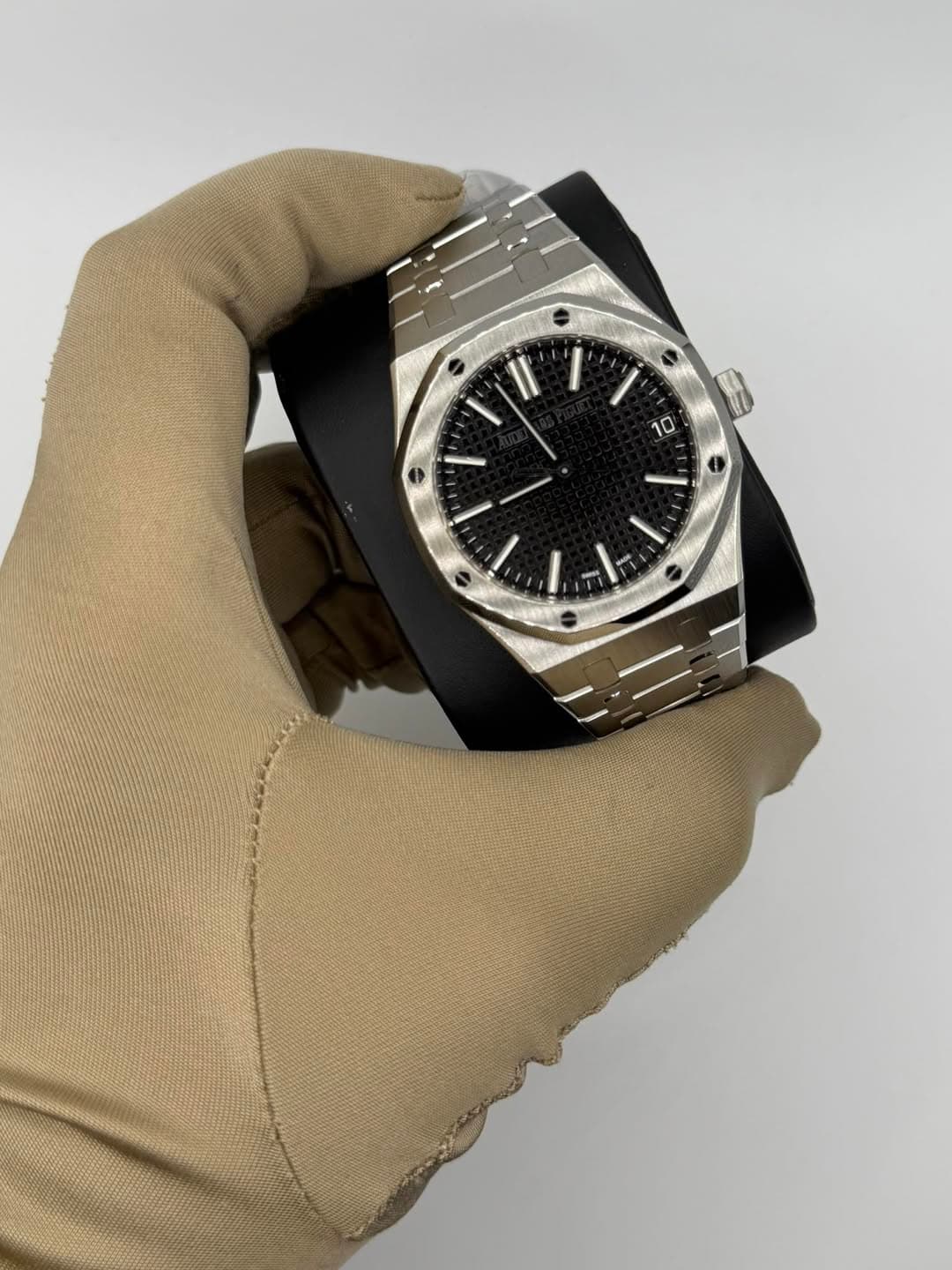 May be an image of wrist watch and text that says 'I 10 D <'