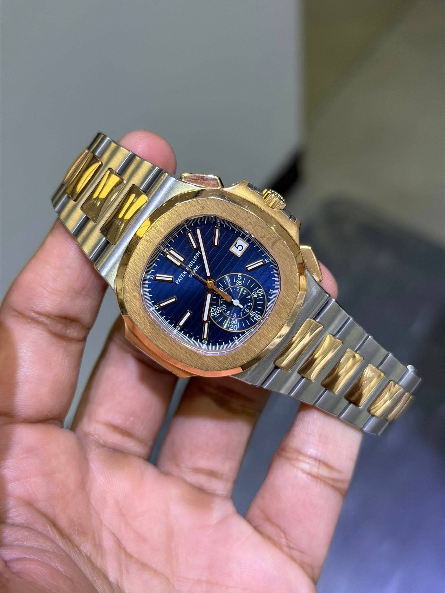 May be an image of wrist watch and text that says '5 lI AM V PATE 5 မွန်မာ 1 10 V 45 255'