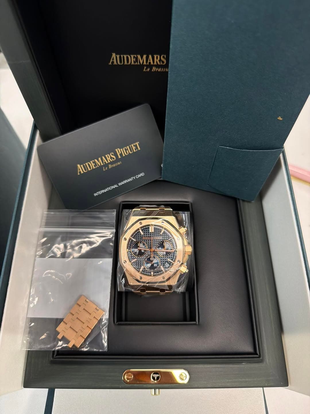 May be an image of wrist watch and text that says 'AUDEMARS PIGUET AUDEMARS AUDEMARSPIGUET Brasin SEA CARD WARRANTY INTERNATIONAL + a'