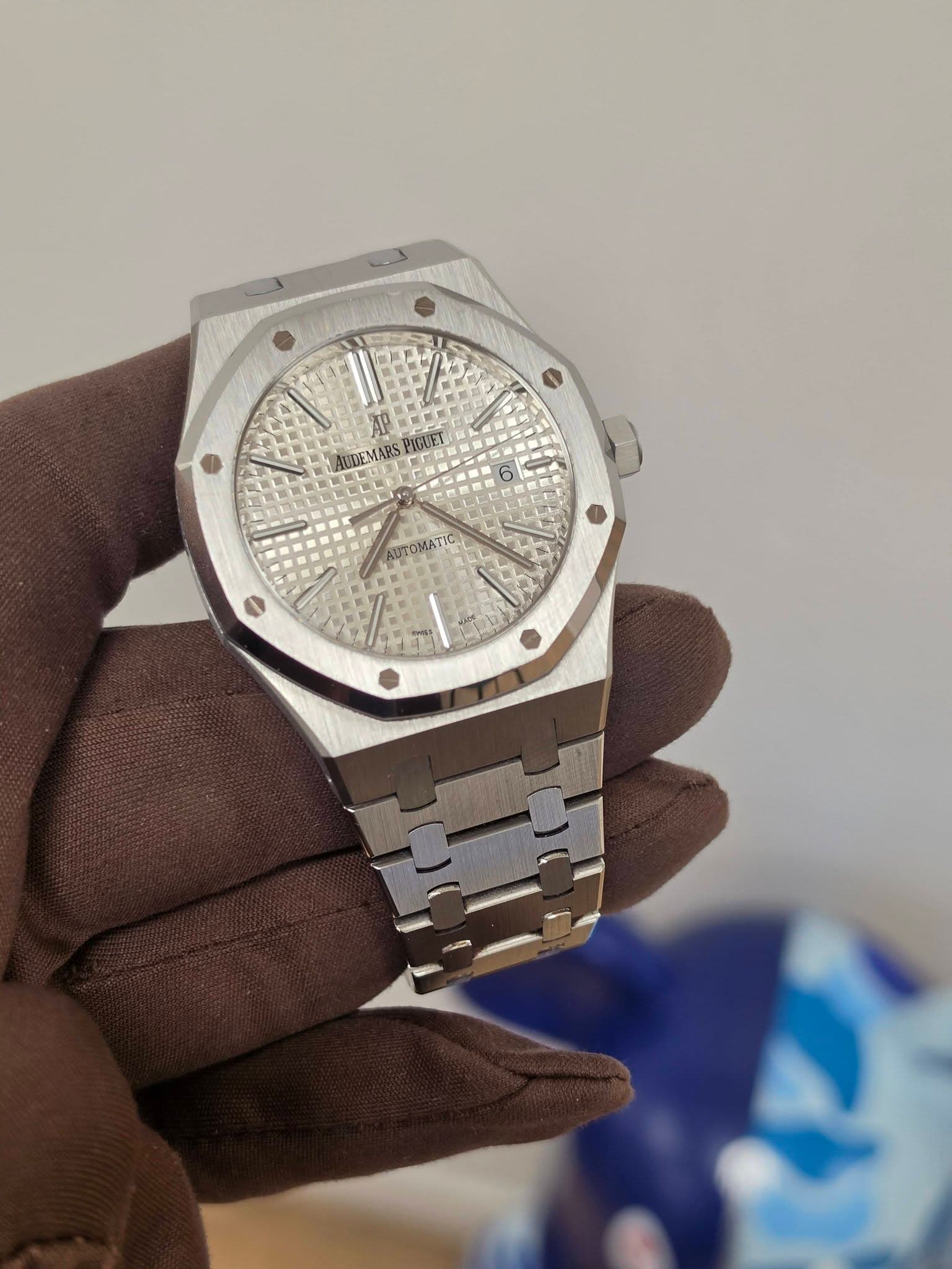 May be an image of wrist watch and text that says 'S 實圖 PIGUEL AUDEMARS d AUTOMAT?C'