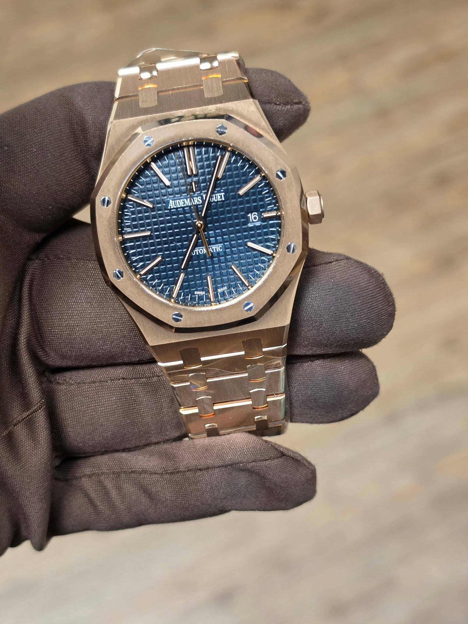 May be an image of wrist watch and text that says 'J ۷ شر UET AUDEMARS 16 ATIC'