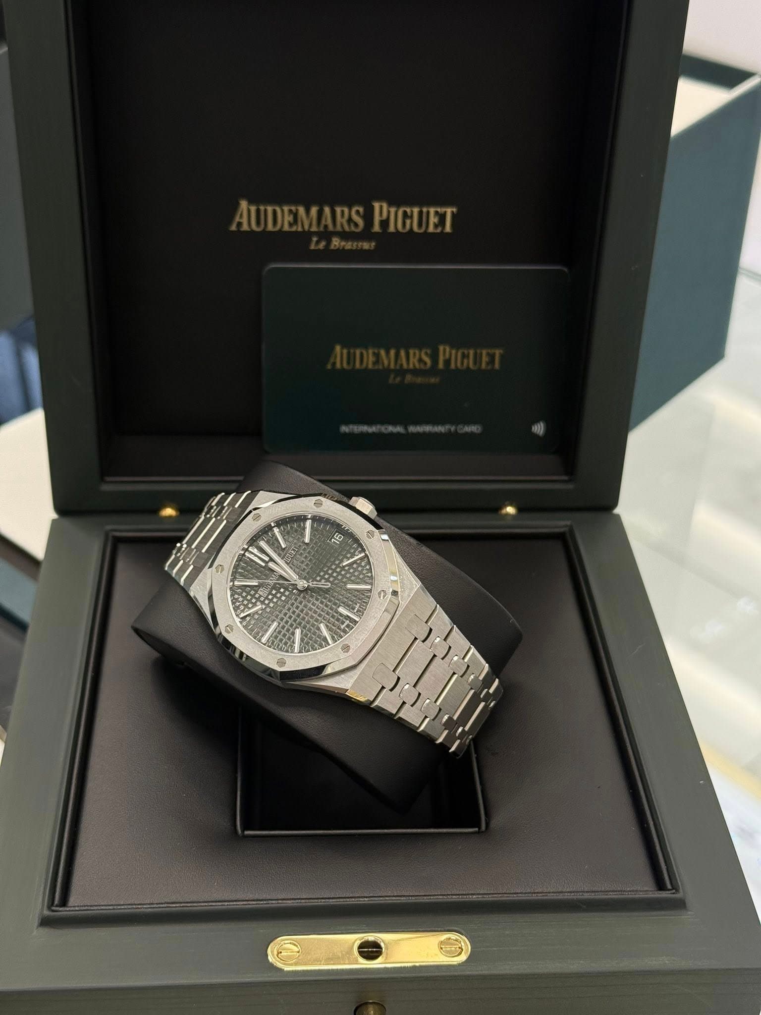 May be an image of wrist watch and text that says 'PIGUET 1 ၁ t 6 9 2 H'