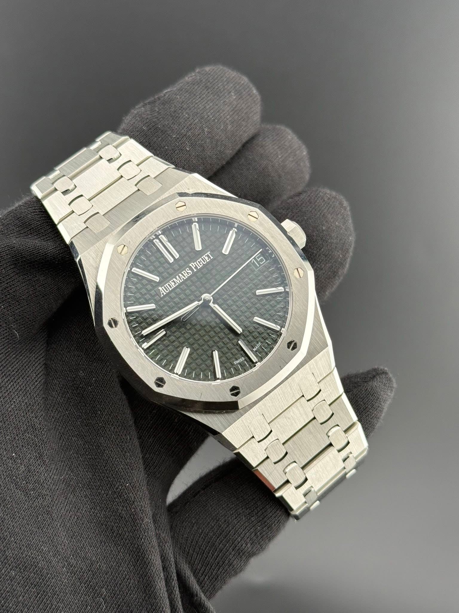 May be an image of wrist watch and text that says '15 PIGUET AUDEMARS MCEG'