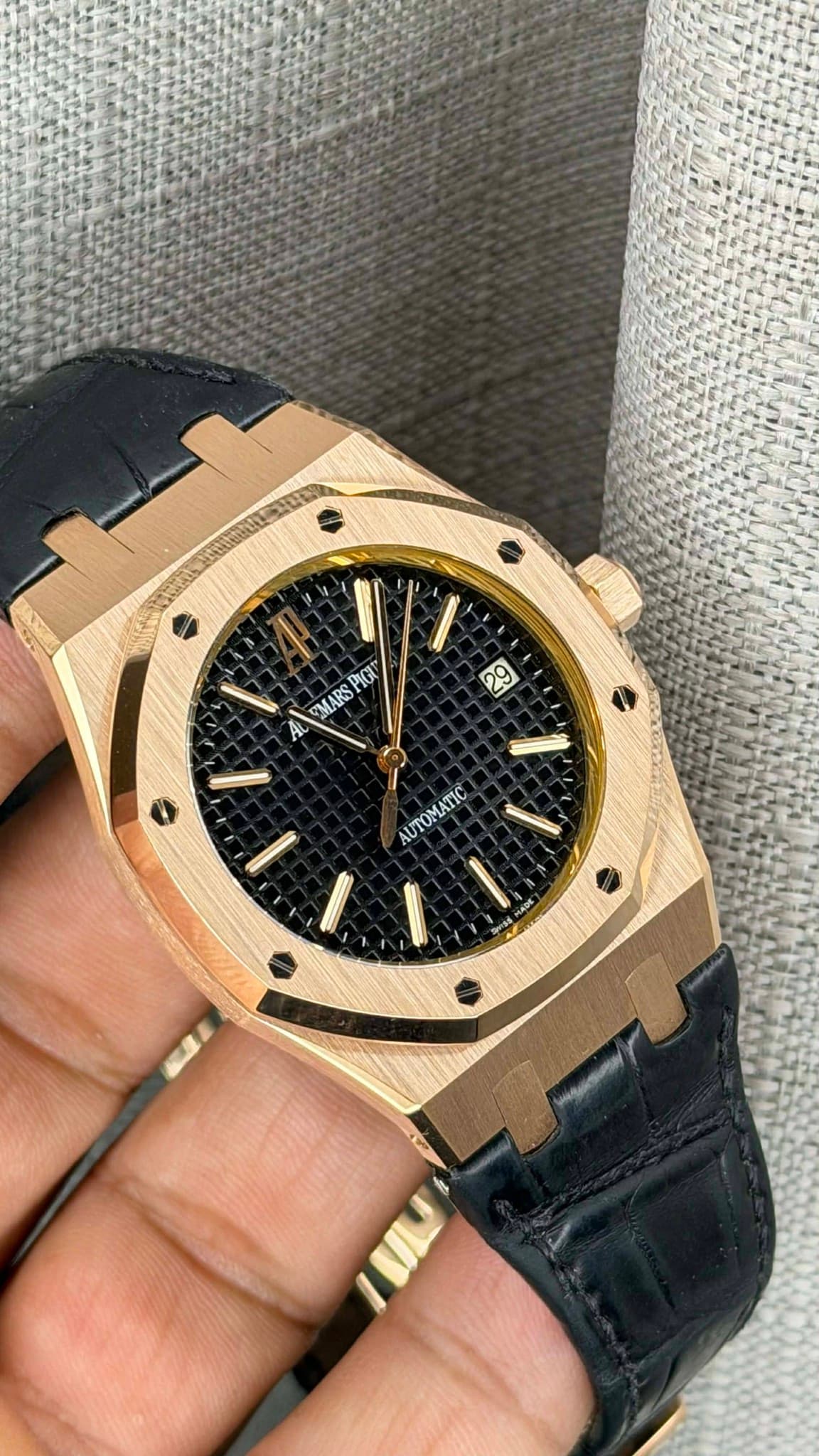 May be an image of wrist watch and text that says 'EMARSPIGU PIGU MARS Al AL ය് AUTOMATIC лoK S + 4 7'