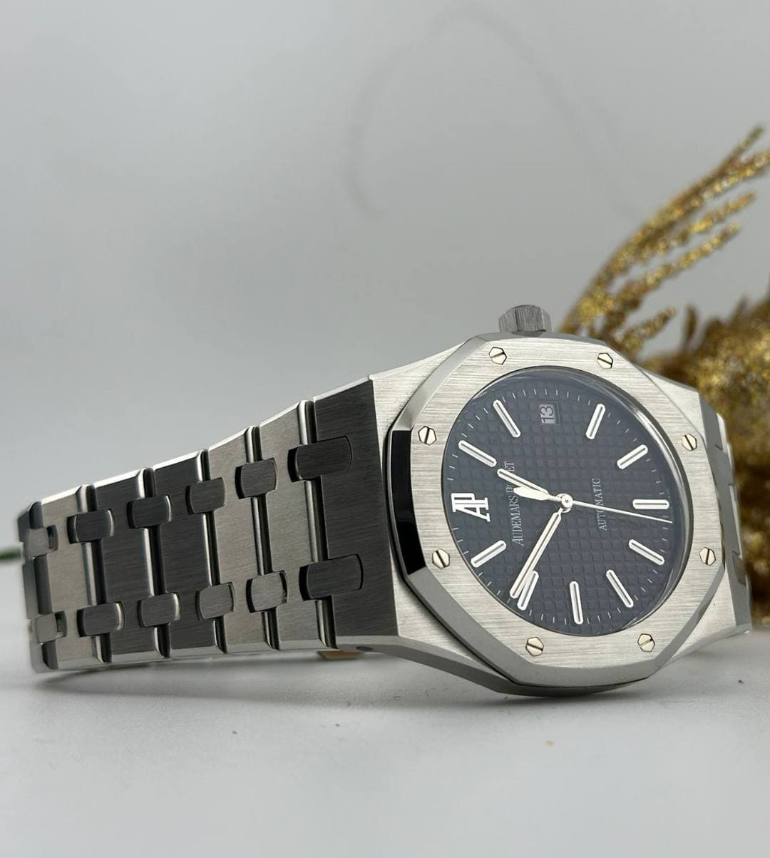 May be an image of wrist watch and text that says 'e e و ATIC Α UDEMARS e 0/ ٥ I و'