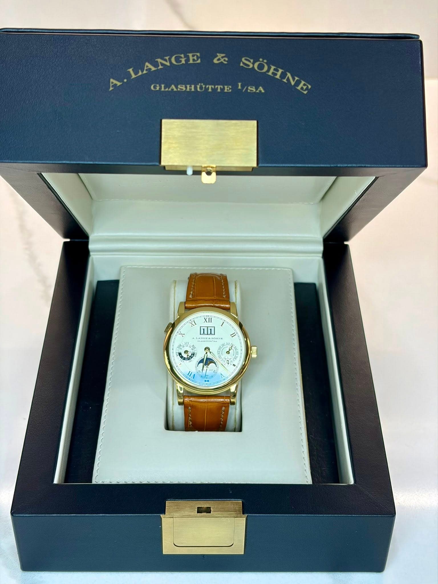 May be an image of wrist watch and text that says 'LANGE ぶ GLASHUTTE 1/SA SÖHNE SOHNE LI XII M그'