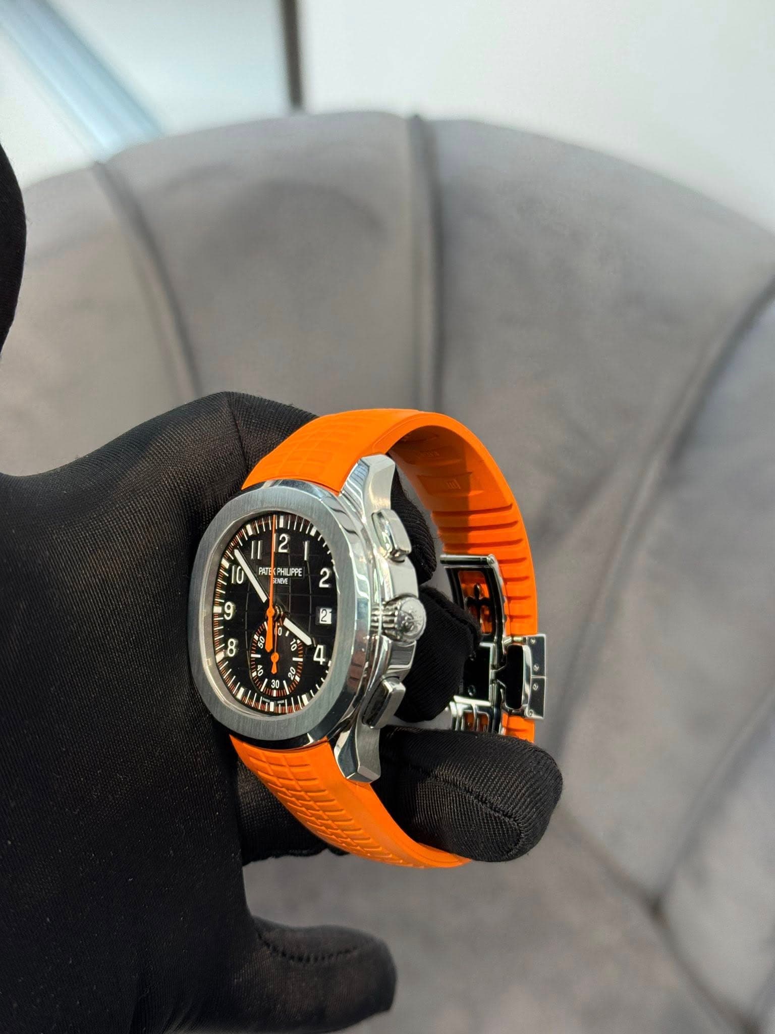 May be an image of wrist watch and text that says '2 TAC SC NLLPPE I 大 0 0 4 2 ち に 30 1 V'