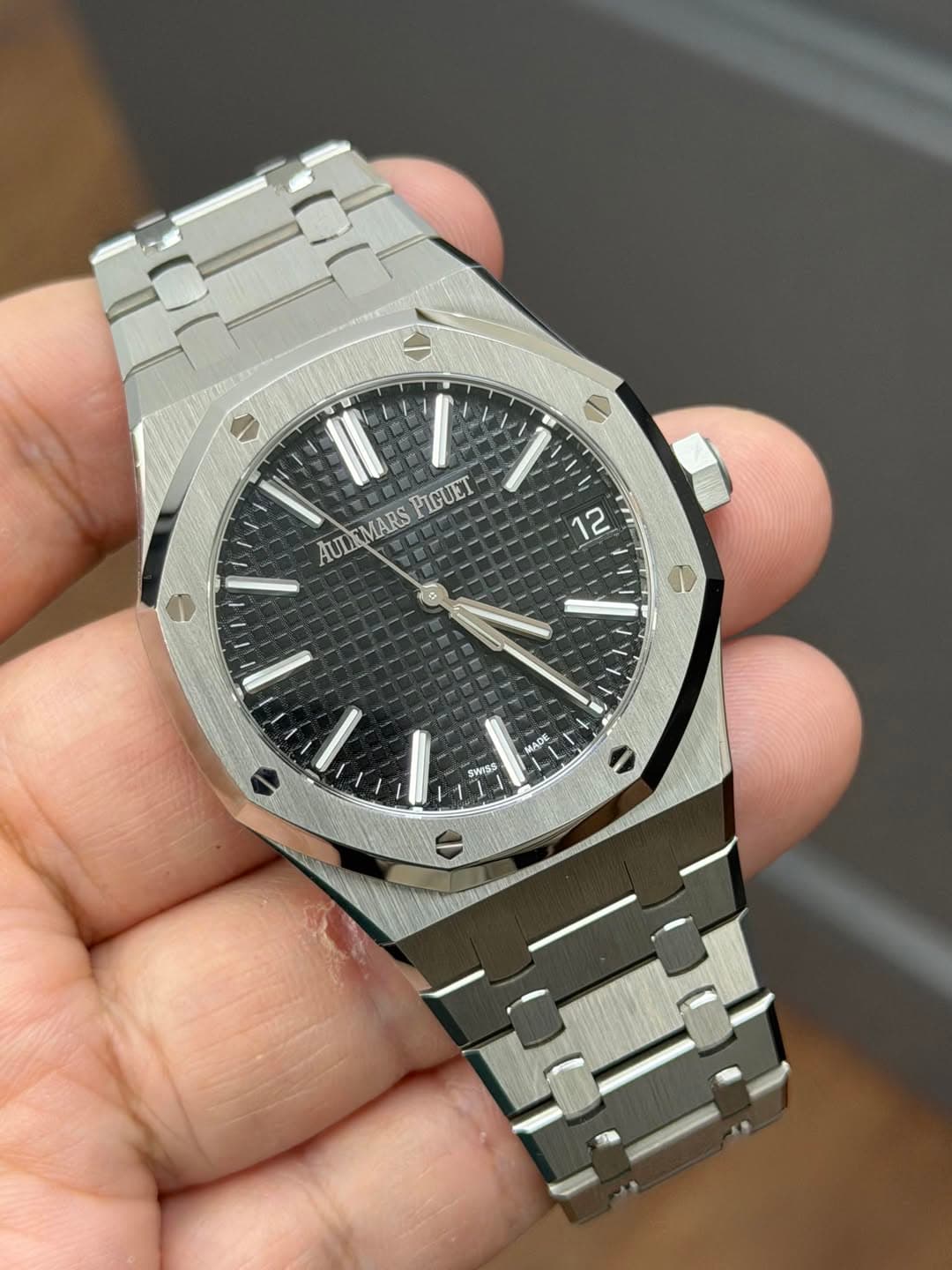 May be an image of wrist watch and text that says '3 PIGUET AUL AUDIMARS ili 2 1 MAAE י SWSS mss'