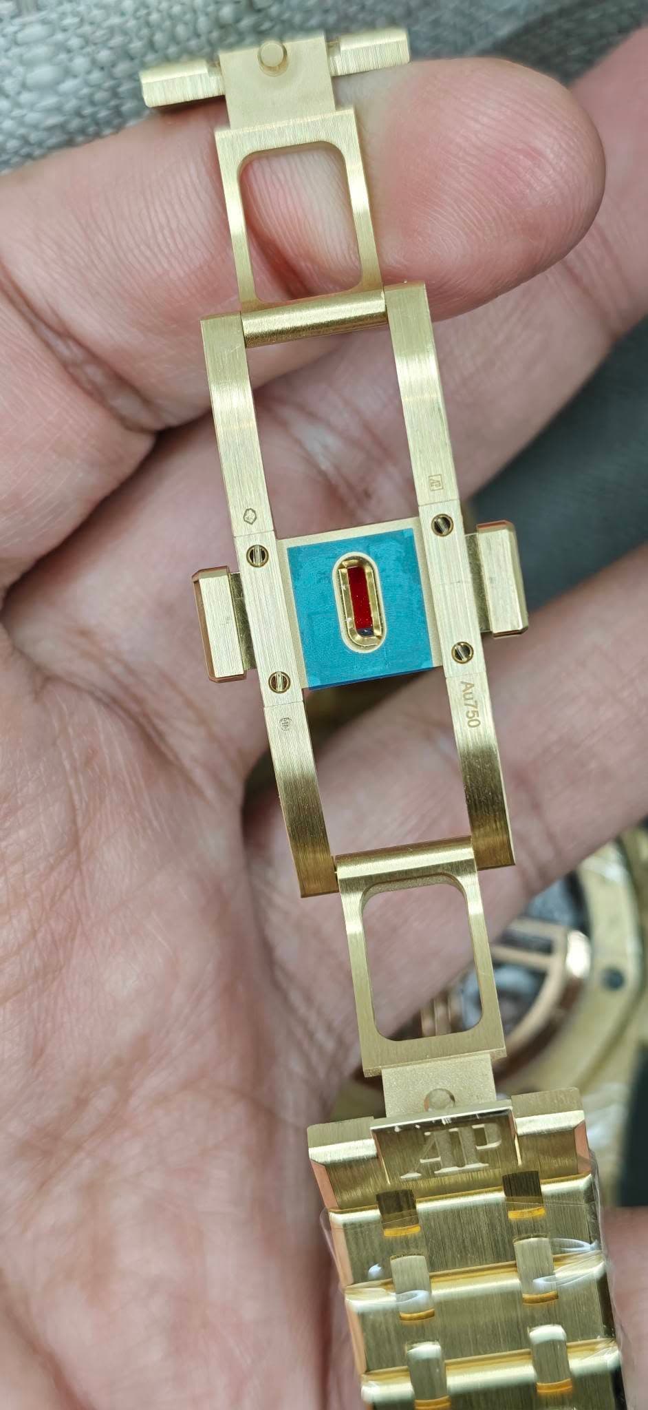 May be an image of digital watch and text that says 'Dờ D Au750'