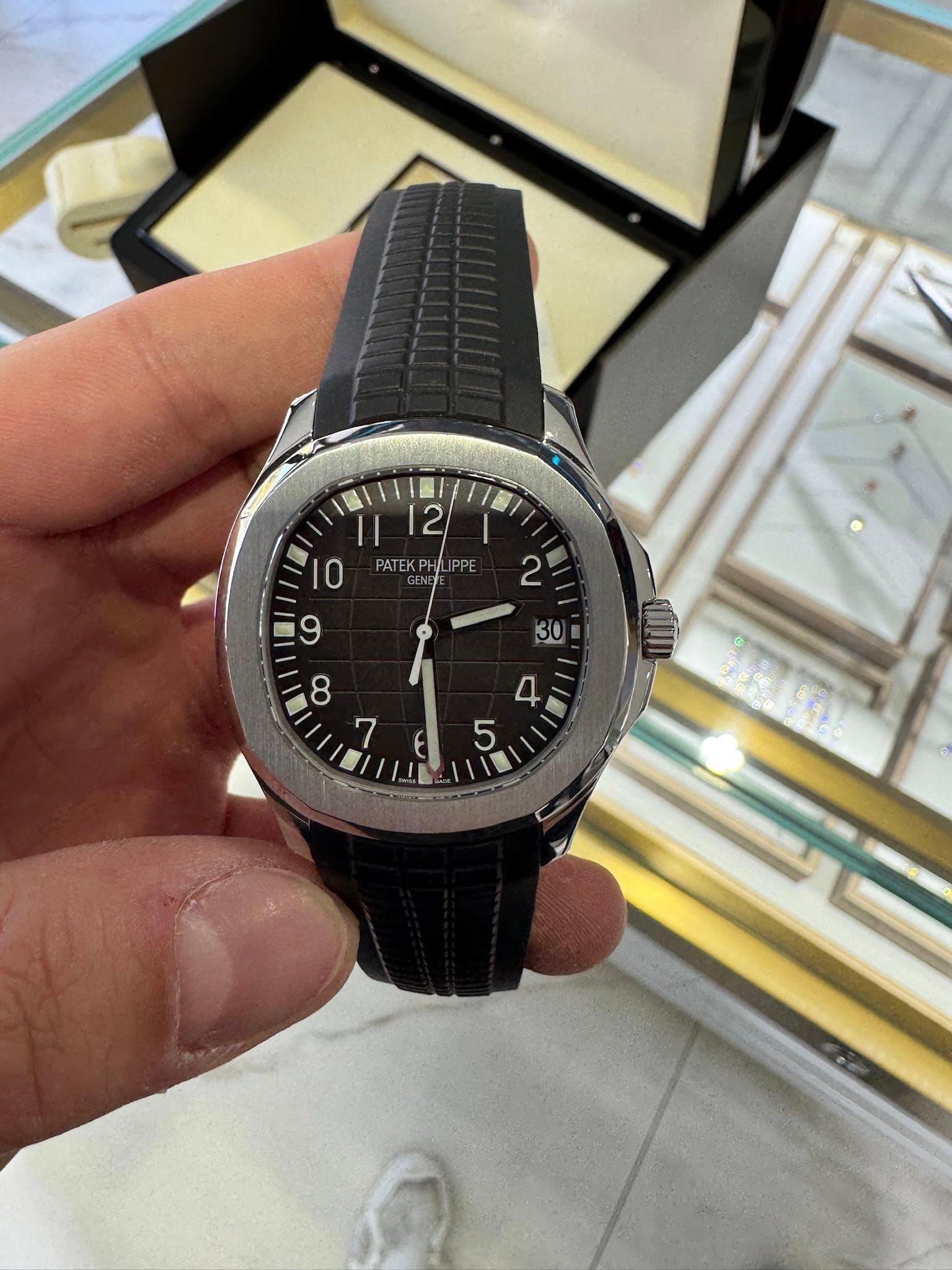 May be an image of wrist watch and text that says '12 |121 I E10 1 10 PATEKPH PHIL PPE E'