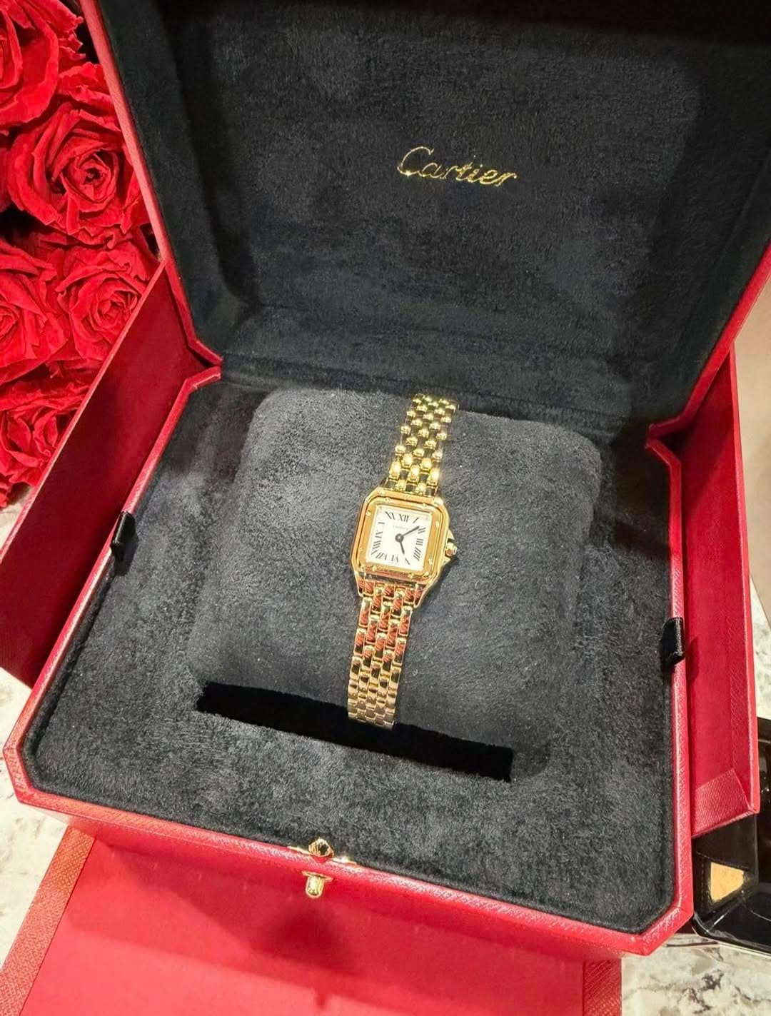 May be an image of wrist watch and text that says 'Ca tier Cartier te es M NN 21 WITEA'