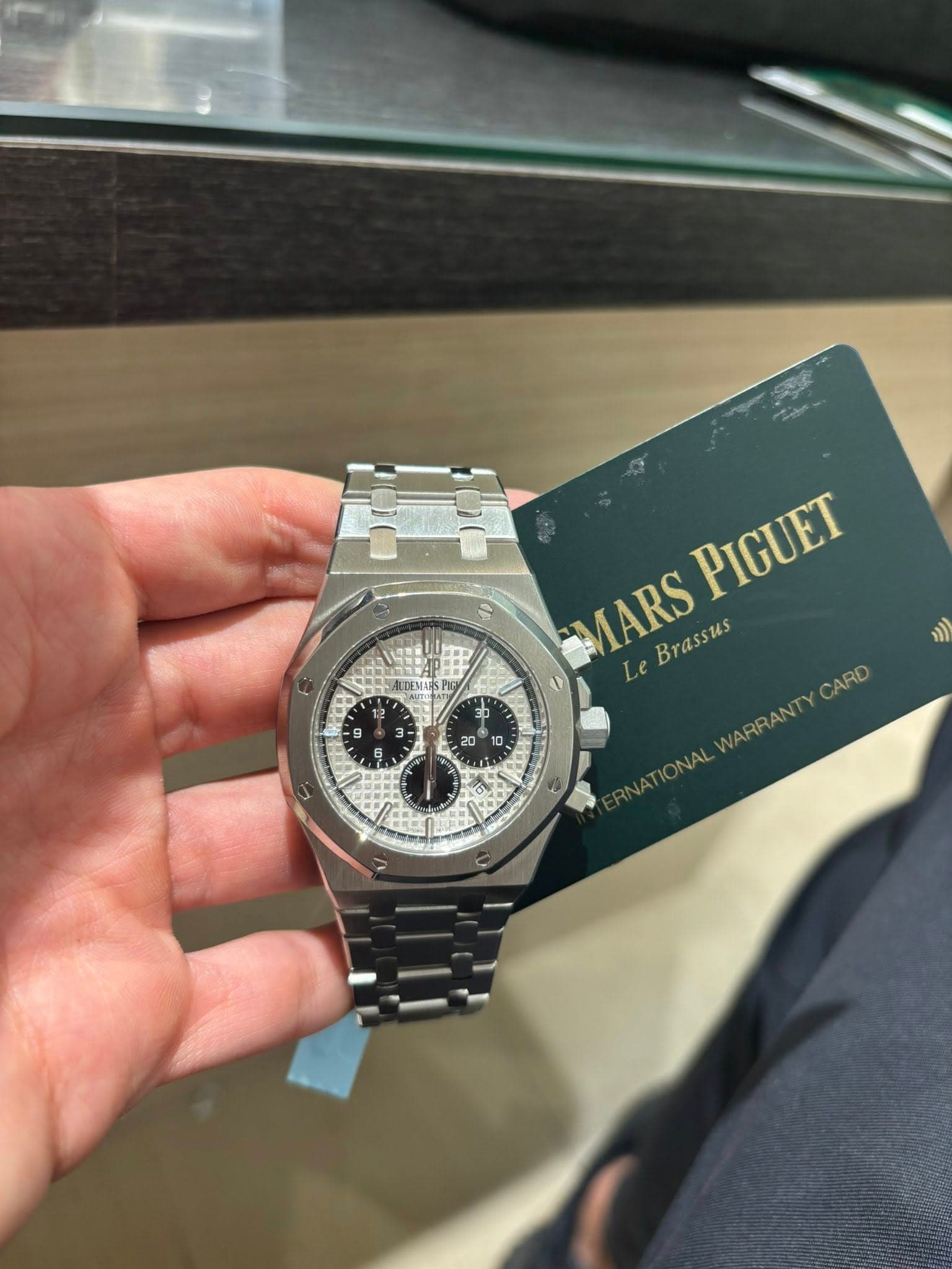 May be an image of wrist watch and text that says '00 1 T 토그 EDEMU EMA g + O 3 20 PIGUET SMARS Brassus CARD NARRANTY NATIONAL 浴'