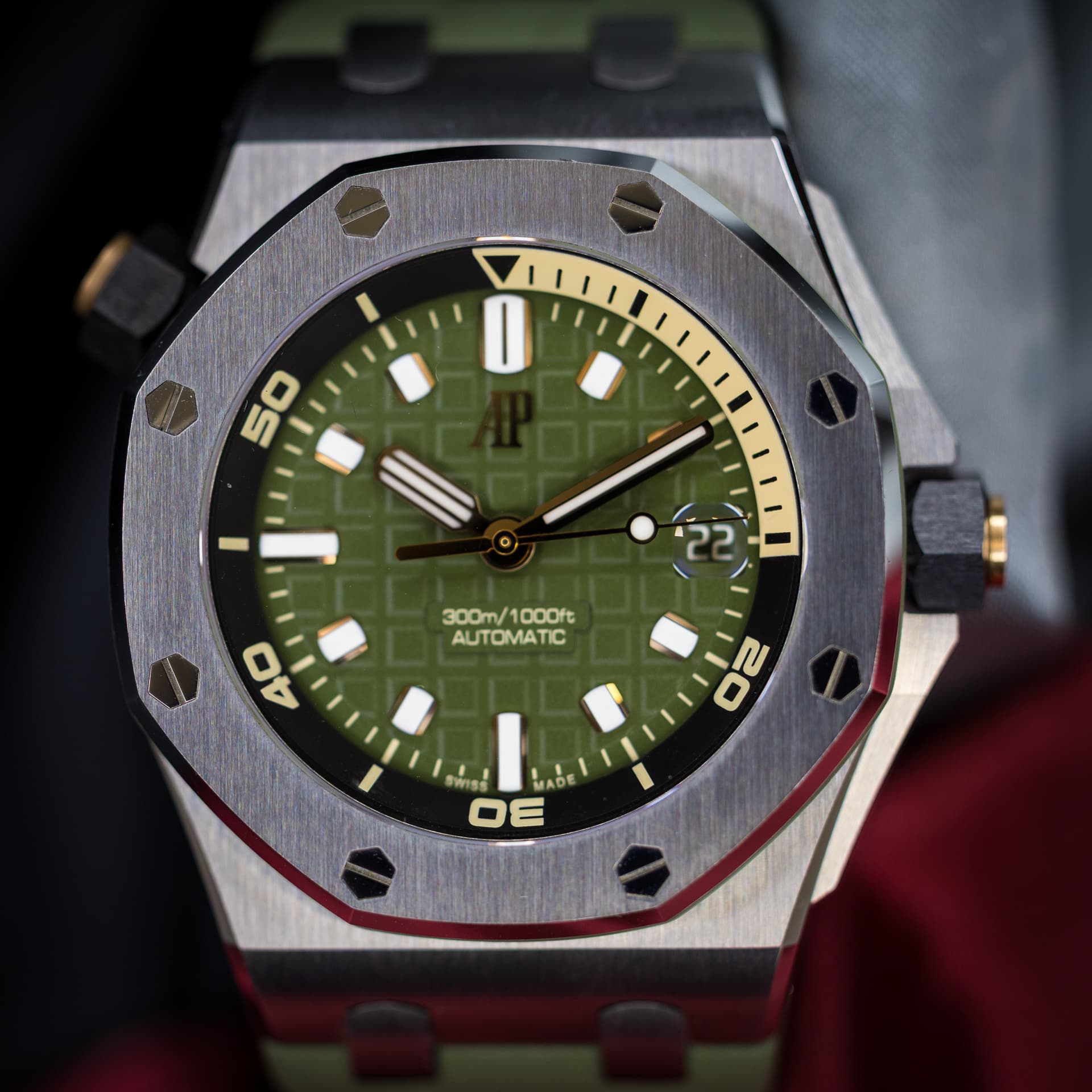 May be an image of wrist watch and text that says '50 I 300M/ 300m/1000ft 1000ft AUTOMATIC TIC 에 OE T'