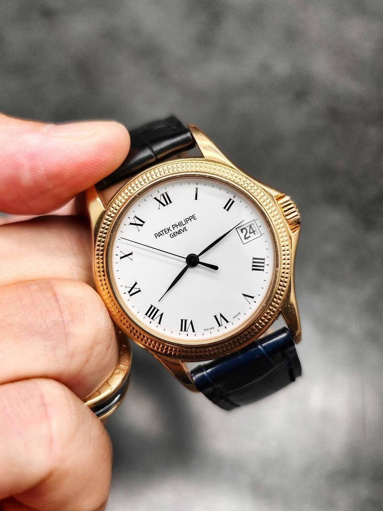 May be an image of wrist watch and text that says 'i XII I PATEI PATEKPHILIPPE ILIPPE GENEVE II 24 2 X !I IX VIII nA SwSs 1 I 1 Mà Mege 4'
