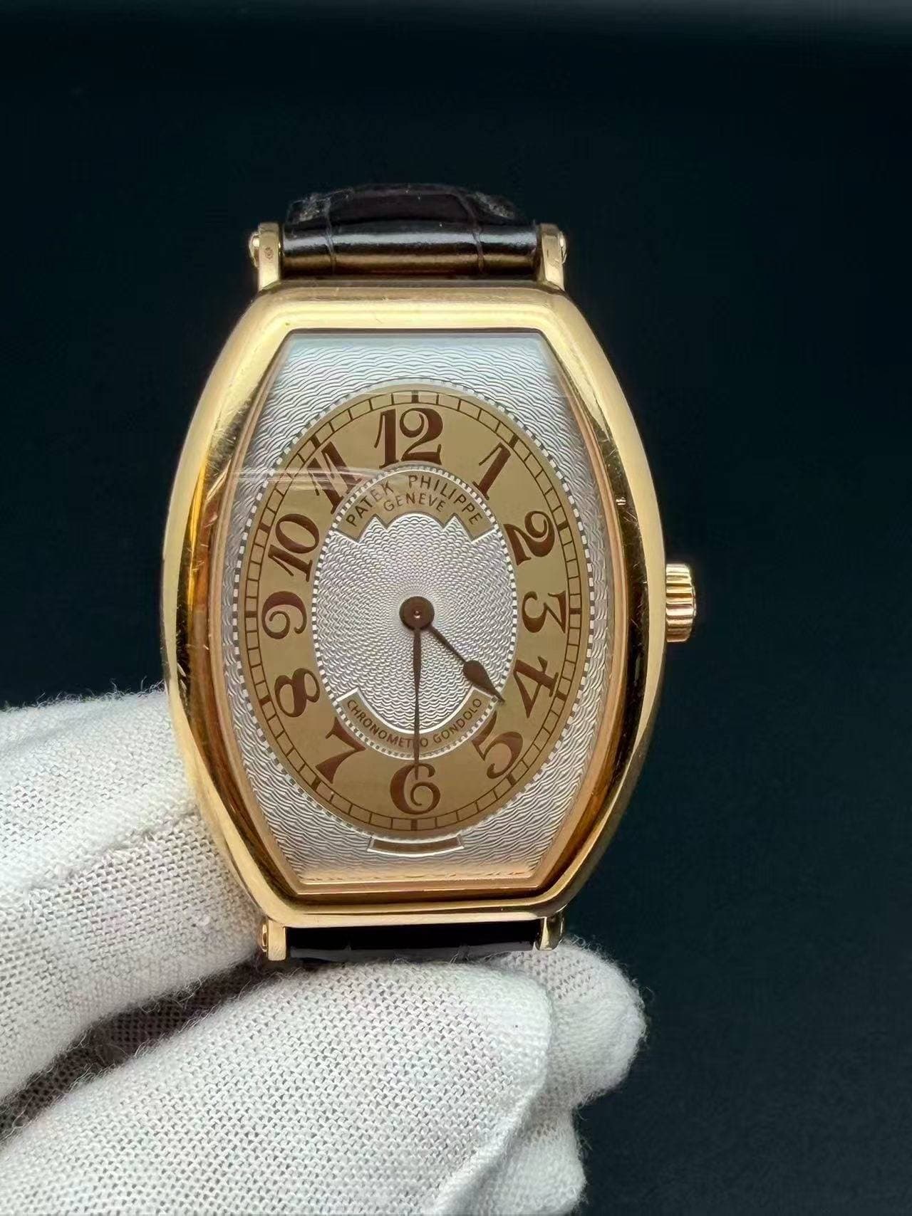 May be an image of wrist watch and text that says '9 I 12 PHILIA NE MIL 10 ግ ១ CeRCoO ل ف'