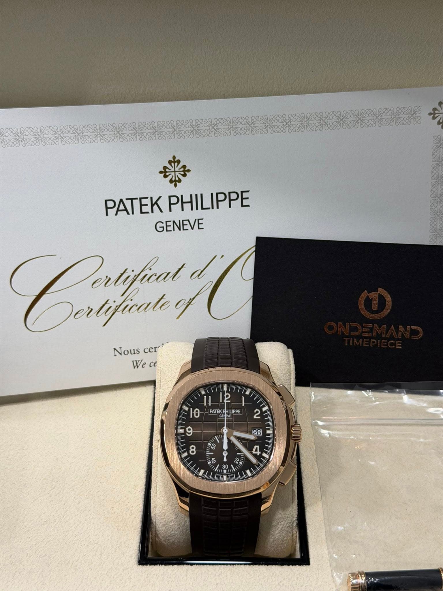 May be an image of wrist watch and text that says 'PATEKPHILIPPE PATEK PHILIPPE GENEVE Coy3HииR Dertificate Nous Nouscer cer Wece ce We 12 PATEK 10 L LIPPE 2 9 28 8 i မုံ n 4'
