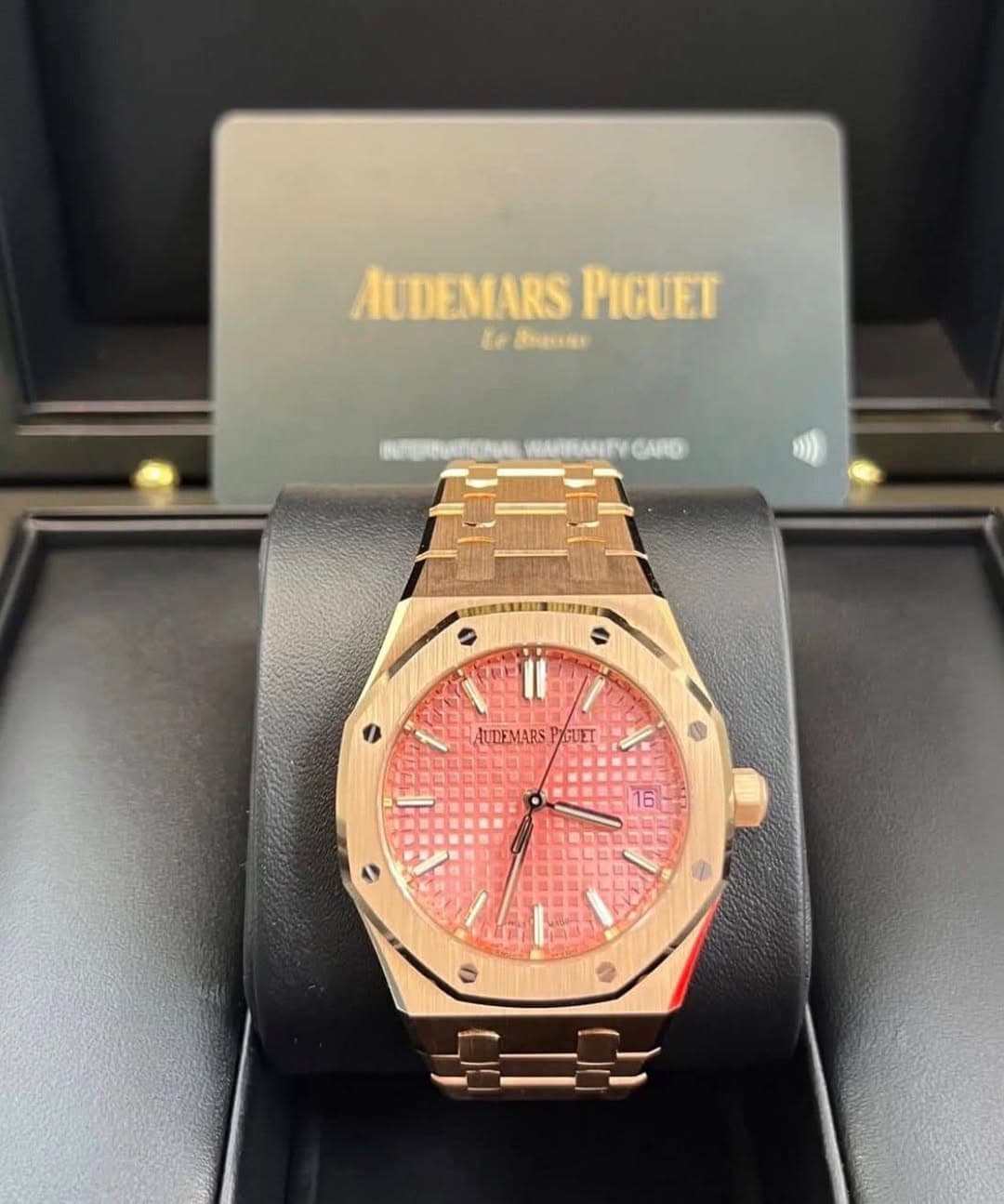 May be an image of wrist watch and text that says 'AUDEMARS PIGUET Ee NAIRANIVGARD 巨0 AUDEMARS AUDEMARSPAGUE GUET チ 16 on'
