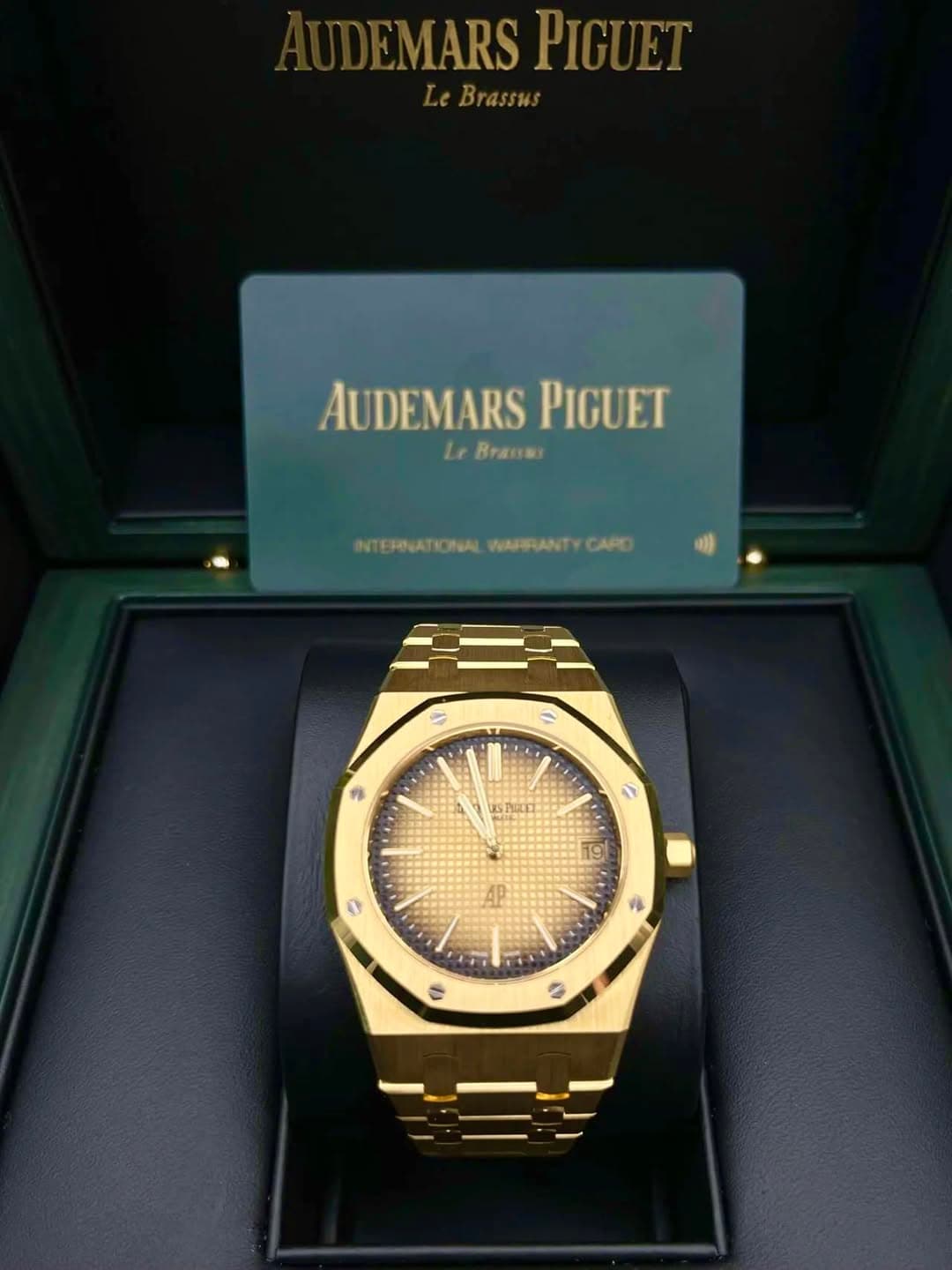 May be an image of wrist watch and text that says 'MARS MARSPIGUET PIGI Brassus rassus AUDEMARS AUDEMARSPIGUE PIGUET LBrassas Le Brasas INTERNATIONAL WIEMARTONLHOANTYCAD WARRANTY…