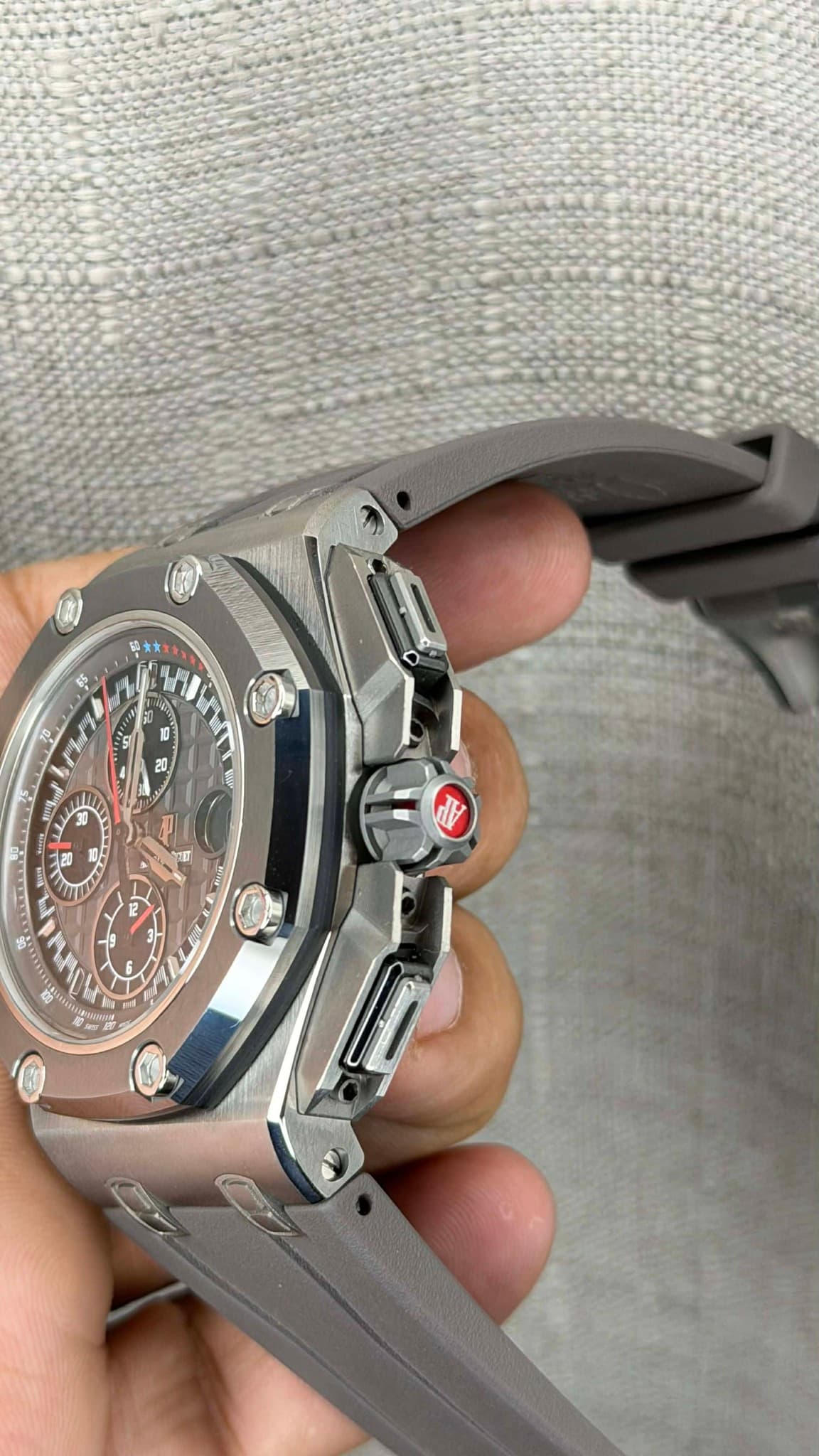 May be an image of wrist watch and text that says 'や ES ስ 10 ES 20 A I - R 6'