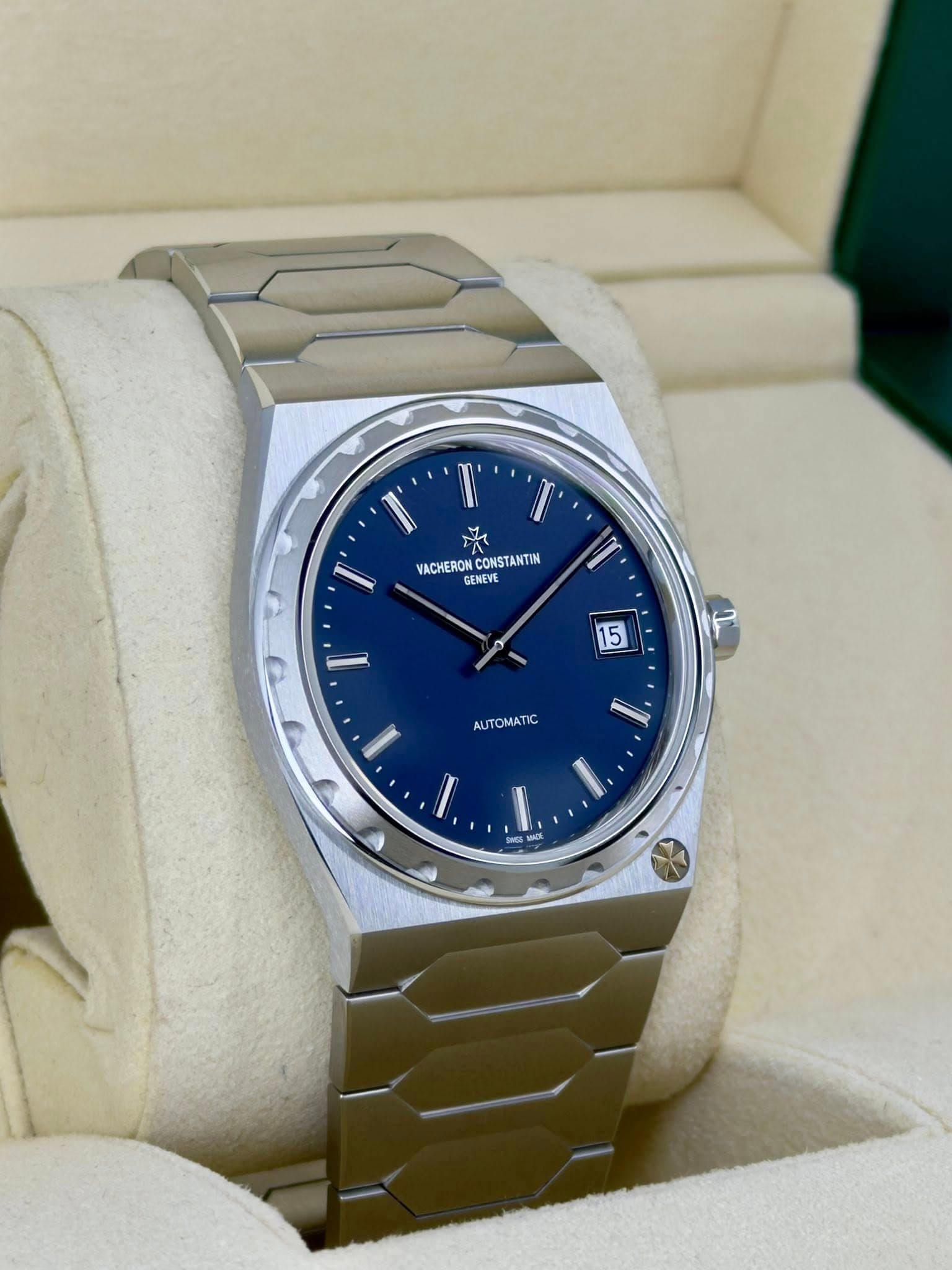 May be an image of wrist watch and text that says '0 Il' A س VACHERON CONSTANTIN ENEN II' - 15 L ۰ AUTOMATIC - S42る MEr'