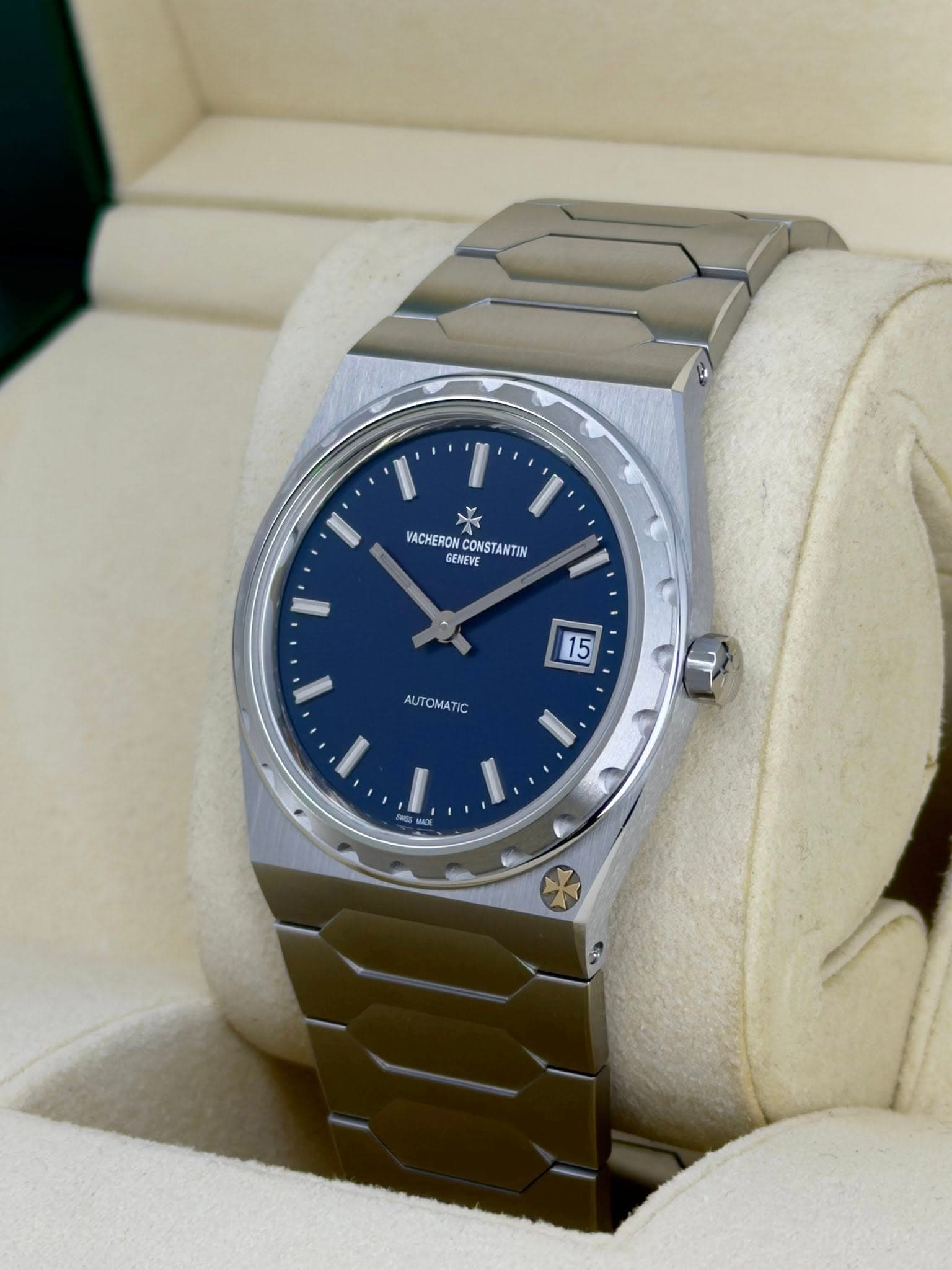 May be an image of wrist watch and text that says 'VACHERON GENEVE CONSTANTIN 15 ALT AUTOMATIC OMAT اد 1 R-'