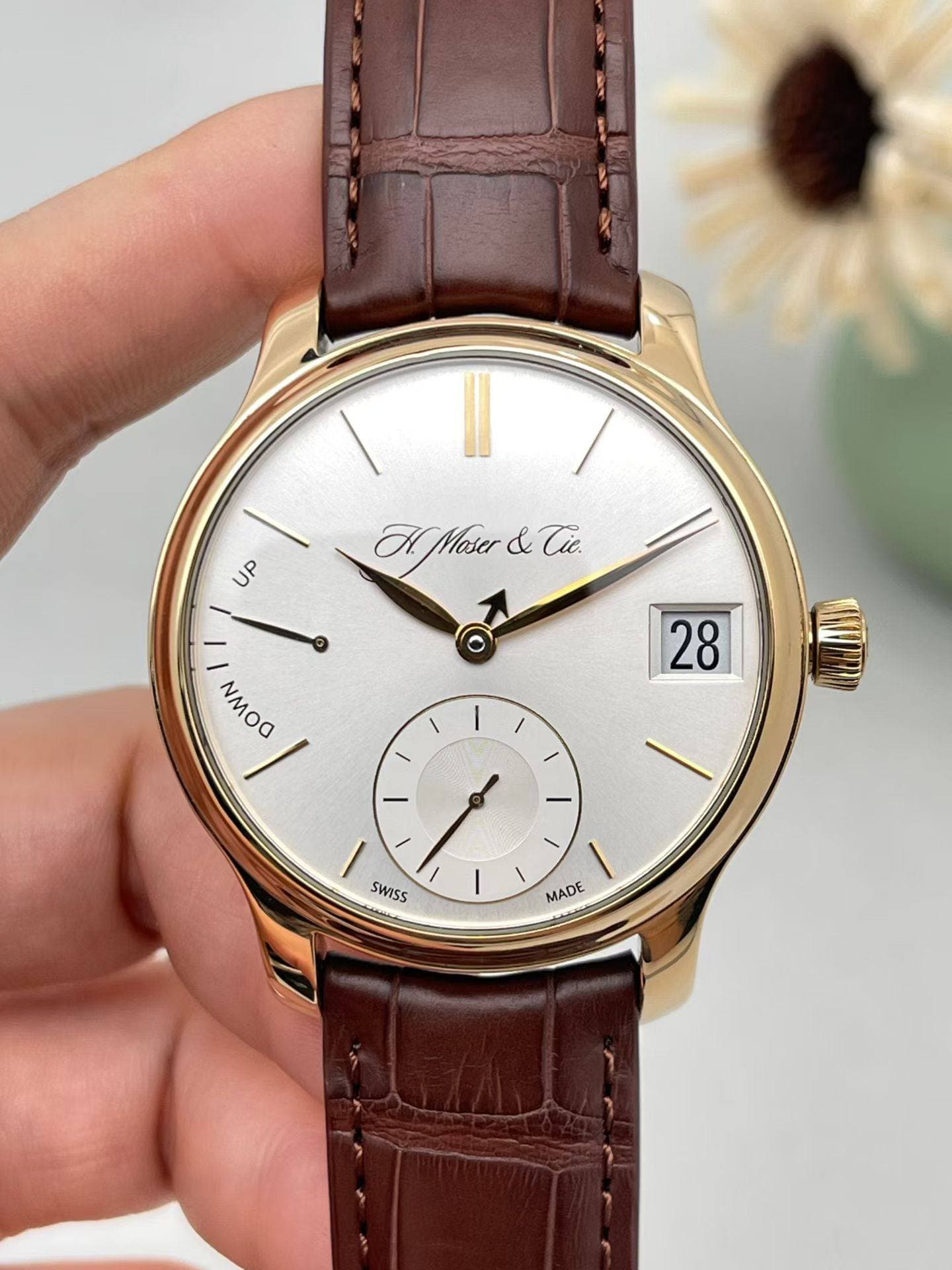 May be an image of wrist watch and text that says 'UP MMasa& & Từc NMOO NMOO 28 SWISS 急 SHISS MADE MADE'